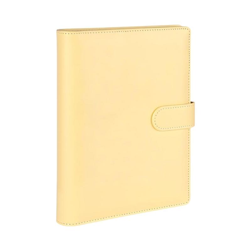 Vegaplace A5 6穴専用 バインダー マカロンカラー PUレザー システム手帳 防水性 耐久性【上品でかわいいマカロンカラー】やさしい色味と上品な質感で、机の上や持ち歩きでも見栄えのするA5バインダーです。可愛さがありながら甘すぎず、仕事・勉強・家計管理・日記など幅広いシーンに自然になじみます。【A5・6穴仕様でリフィル交換が簡単】A5サイズの6穴リフィルに対応しているため、スケジュール、メモ、家計簿、チェックリストなど用途に合わせて中身を自由に入れ替えできます。必要なページだけを持ち歩けるので整理もしやすく、長く使いやすい仕様です。【PUレザー素材で高見え＆お手入れしやすい】表面はPUレザー素材を採用し、上品な見た目と扱いやすさを両立。日常使いで気になる汚れも拭き取りやすく、普段使いしやすいのが魅力です。見た目の可愛さだけでなく、実用面でも使いやすいバインダーです。【仕事にも勉強にも使いやすい実用デザイン】ToDo管理、授業ノート、資格勉強、会議メモ、家計管理など、さまざまな用途に活躍。ノートや手帳を1冊にまとめたい方にもおすすめで、日常の情報整理をすっきりサポートします。【プレゼントにも選びやすいA5バインダー】実用性とデザイン性を兼ね備えているので、自分用はもちろん、学生さんや社会人の方へのギフトにもおすすめです。かわいいだけで終わらず、毎日きちんと使えるバインダーを探している方にぴったりです。