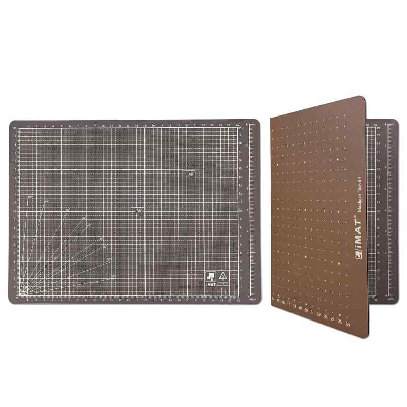 iMAT A4 フリップカッティングマット ノートタイプ 両面仕様 TPE製A4折りたたみカッティングマット(ブラウン）半分に折りたためるカッターマットで、持ち運び、収納に便利。カットする時にはA4サイズに広げて使用して、A5サイズに折りたたんで小さく収納できます。