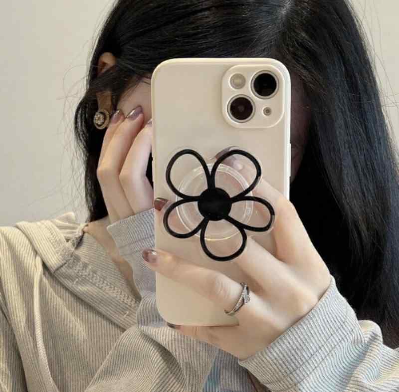フラワーライン スマホグリップ スマホホルダー スマホスタンド スマホグリップトック ポップソケット スマホリング スタンド ホルダー 韓国 グリップトック 女子 花 モノクロ モノトーン 大人かわいい「花のシルエットデザイン」が目を引くスマホグリップ。 シンプルなモノクロ×クリアの組み合わせで、どんなスマホケースにも合わせやすく、男女問わず使えるデザインです。 握りやすいグリップはスマホの落下防止に便利。 伸縮式なので、動画視聴やビデオ通話時のスタンドとしても活躍します。 軽量＆コンパクトで持ち運びの邪魔にならず、貼るだけで簡単に装着可能。 ●両面テープがついてるので、スマホの後ろの好きな場所に貼るだけです ●落下防止になって操作性がアップしたり、スマホスタンドにも早変わりイヤホンコードの収納も可能です。 ●「花の形がホント可愛い」「インスタ映え間違いなし」「韓国好きなら絶対使った方がいい」 サイズ 約6.5×6.0cm - 使用例: 指に挟んで使用 スマホをもっとおしゃれ＆便利に使いたい方におすすめです。