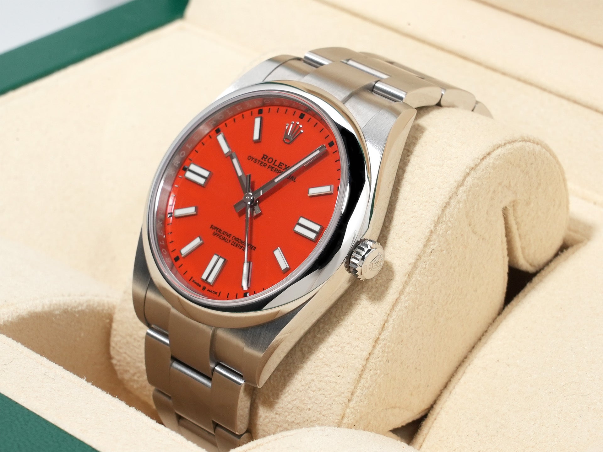 カシオ 腕時計 メンズ ホワイト グレー CASIO G-SHOCK スクエアデザイン GM-5600SCM-1