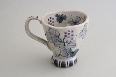 日本製 染ぶどう マグ（紫） 1個 花柄 陶器 レトロ マグカップ コップ 小さい コンパクト かわいい 贈り物 プレゼント ギフト