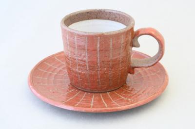 日本製 線彫・赤 コーヒー碗皿 レトロ カップ＆ソーサ コーヒーカップ 国産 贈り物 ギフト プレゼント シンプル かわいい 和風 和モダン