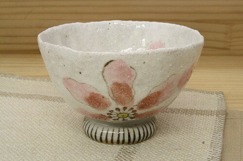 日本製 粉引陽花 飯碗（紅） お椀 お茶碗 花柄 国産 おしゃれ かわいい 贈り物 ギフト プレゼント レトロ 和モダン 和風 和食器 陶器 シンプル