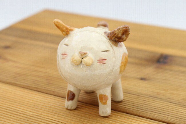 ネコ ようじ花入 猫 爪楊枝入れ ペン立て 日本製 美濃焼 かわいい おしゃれ レトロ 和雑貨 和モダン 和風 小さい コンパクト 小ぶり 小さめ 省スペース 卓上 小物 贈り物 プレゼント 手作り