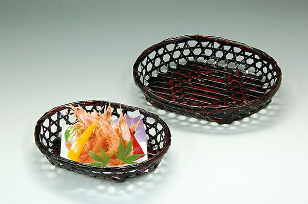 日本料理の演出用篭。 溜塗で風情ある演出ができます。 料理用以外でも、ちょっとした小物のディスプレイ用にご活用いただけます。 素材感、日本らしさを演出する備品として最適です。 ☆篭にお手持ちの布を合わせると粋な感じを演出できます。商品詳細サイズ小:約19.5x15.2xH4cm大:約22.5x19xH4.5cm材質竹（溜塗）備考注意事項 ■商品の写真は、なるべく実物に近い状態になるよう努力しておりますが、光の具合やパソコンのモニターの種別、環境によっては、見え方が実際のものと多少異なって見える場合もございますので、ご了承ください。 ■商品画像では、実際には含まれない小物などを使用している場合がございます。ご注意ください。送料について■送料 送料無料。但し、沖縄・離島を含む(一部配送不可地域)のご注文は配達不可のためキャンセルさせて頂きます。
