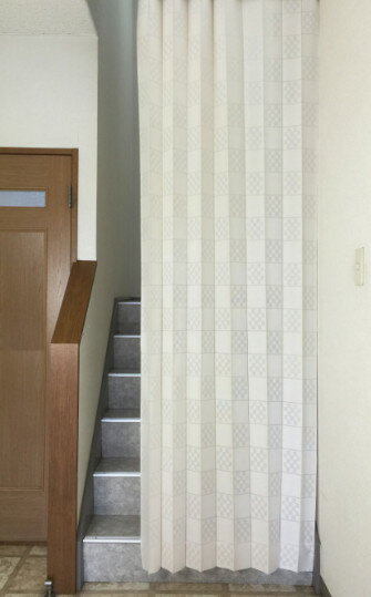 ジャバラにパタパタたためて便利なアコーディオン間仕切りです。 取り付けも簡単！つっぱりポールやのれん棒を通すだけ！ 適度な透け感があり、暗くなり過ぎることはありません。 保温効果率15.2％、断熱効果率27.0%の生地なので冷暖房の省エネ対...