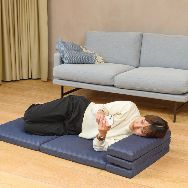 寝具の西川が本気で作った快適ごろ寝マット ●なんと2万円以上で販売している高級ウレタンに使用している素材を採用。体圧分散に優れ、底付き感のない寝心地を実現しました ●凹凸構造で体圧を分散！体圧を分散し腰や背中の負担を軽やかに ●5つ折りタイプで色々な型が作れます ●折り畳めば枕として！ ●座椅子にも ●折り畳みOK ●収納袋付き ●シリーズ販売累計120,000突破！※2020年1月~2026年3月※メーカー調べ サイズ・容量 ●サイズ：(約)幅60×奥行180×高さ6cm ●重さ：(約)2.2kg 規格 生産地：中国 素材・成分： ●素材／側生地：ポリエステル100％、中材：ウレタンフォーム ●中国製 送料について■送料 送料無料。※沖縄県・離島を含む一部地域（配送不可地域除く）へのお届けには別途配送料がかかります。