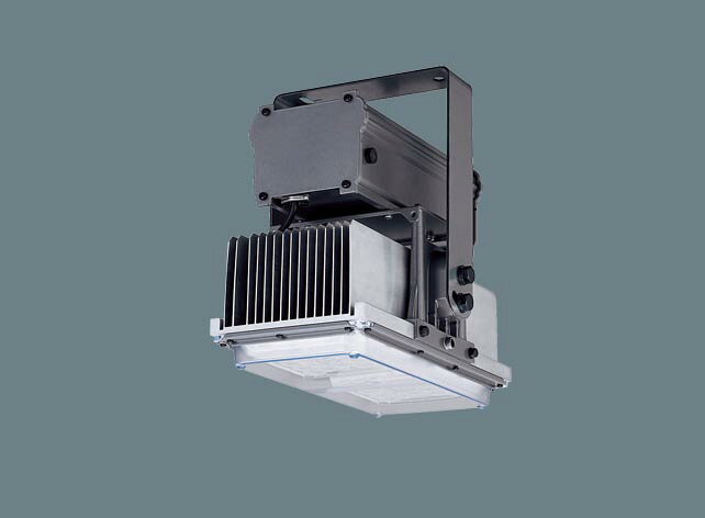 ●LED(昼白色) ●色温度:5000K ●光源寿命60000時間(光束維持率85％) ●質量:9.5kg ●LED内蔵、電源ユニット内蔵 ●器具光束:27900lm ●安定器補足:定格出力初期照度補正型(平均電力194W) ●電圧:200-242V ●消費電力:210W ●消費効率:132.8lm/W ●【本体】アルミ ●【パネル】ポリカーボネート(透明) ●【アーム】亜鉛鋼板(ミディアムグレーメタリック) ●保護等級:IP65防湿 ●初期照度補正機能付 ●落下防止ワイヤー付 ●天井直付型、広角タイプ ●Ra70 ●広角タイプ ●30度までの傾斜天井に取付可能 ●粉塵環境向け ●軒下での使用も可能 ●注)調光はできません。 ●受注生産品なので、ご注文により製作する器具で、2-5週間の納期をお含みおきください。 ◆商品型番 ・パナソニック ・NNY20021LF2 商品画像はイメージです。品番でのご注文となりますので、仕様やお色味などは事前にメーカーへご確認下さい。◆メーカー問合せ先【0120-878-709】