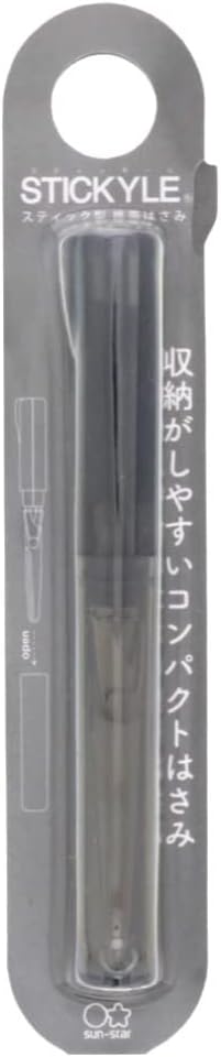 携帯・収納に便利なスティック型はさみ 【特長】半透明なクリアカラー 【刃渡り】35mm 【サイズ】3mm×155mm×15mm 【材質】キャップ・ハンドル：ABS　ブレード：ステンレス 【スティッキールはさみ　クリアカラー】のポイント。携帯サイズのコンパクトタイプ。ペンケースだけでなく、化粧ポーチなどにも入ります。外出先で服のほつれに気づいた時でも、スティッキールはさみがあれば安心携帯はさみで最も多い用途は、ズバリ「プリントを切る」こと、切れ味良い刃でサクサク切れます。
