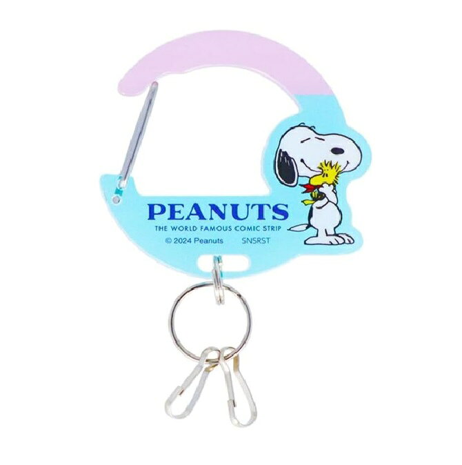 スヌーピーの旅行先でのワンシーンを詰め込んだグッズ 【特長】鍵やキーホルダーをバッグの持ち手に付けられる 【仕様】アクリルカラビナ1個 (ダブルリング1個 キーフック2個付き) 【サイズ】65mm×100mm×5mm 【材質】アクリル・ステンレス・スチール