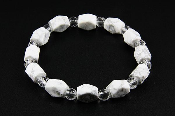 仕様：ホワイトハウライト ナゲットビーズ(約10×7mm)×12pcs水晶6mmカット×12pcs全長：約19cmLただいま、レビューを書いていただいたお客様に200円クーポンプレゼント!!
