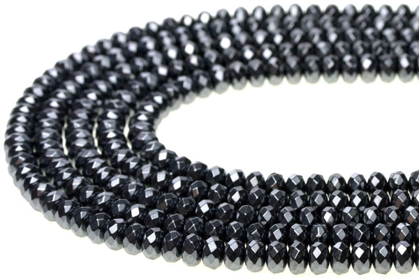 【仕様】一連：約37〜39cm穴径：約1.0mm【原産地】ブラジル【パワーストーン】ヘマタイト：黒銀の表面と、真っ赤な切断面を持ちます。鉄分を豊富に含み、ヘマタイトという名もギリシャ語の「血」が由来です。身体の循環を促し、バランスを整える効果があるとされます。鏡の表面は魔を絶大に跳ね返し、邪気のない空間を作ると言われます。枕元に置けば、悪夢を払うとされます。また赤い色は戦いの色であり、スポーツ時の護符にも最適です。魔除け、悪霊祓い、体力・精神力の回復、健康長寿、試合に勝ちたい時などのお守りにどうぞ。ただいま、レビューを書いていただいたお客様に200円クーポンプレゼント!!
