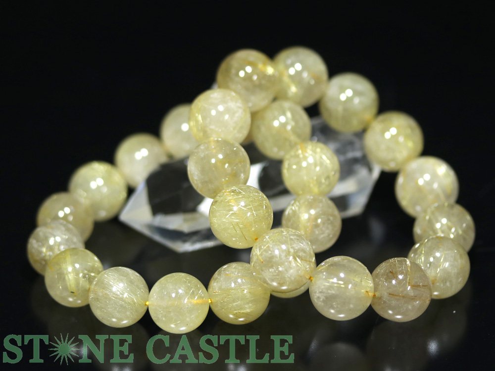 【特徴】黄金色の輝きは、ルチルクォーツの真骨頂です。ルチルぎっしりと内包されており、針の輝きが大変美しいです。【仕様】玉サイズ：約17〜17.5mm玉数：約13玉内径：約17cm【パワーストーン】ルチルクォーツ：透明な水晶に金針が入ることで...