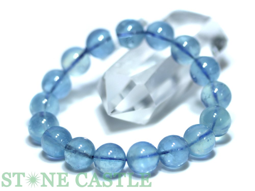 【特徴】7Aグレードのアクアマリンブレスレットが入荷しました。 深みのある発色と高い透明度を持つ原石を厳選し、上質な輝きを引き出した一本です。澄んだブルーは清流のように美しく、光を受けるたびに繊細な表情を見せてくれます。 天然石ならではの奥...