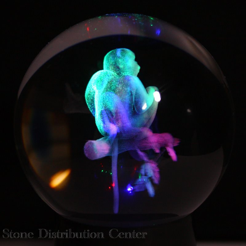 【彫刻置物】丸玉 人工水晶 約90mm (レーザー彫刻)(レインボー台付き) サル【パワーストーン 天然石 アクセサリー レディース メンズ】 compass668-10367640 パワーストーン 石流通センター サンプル画像2