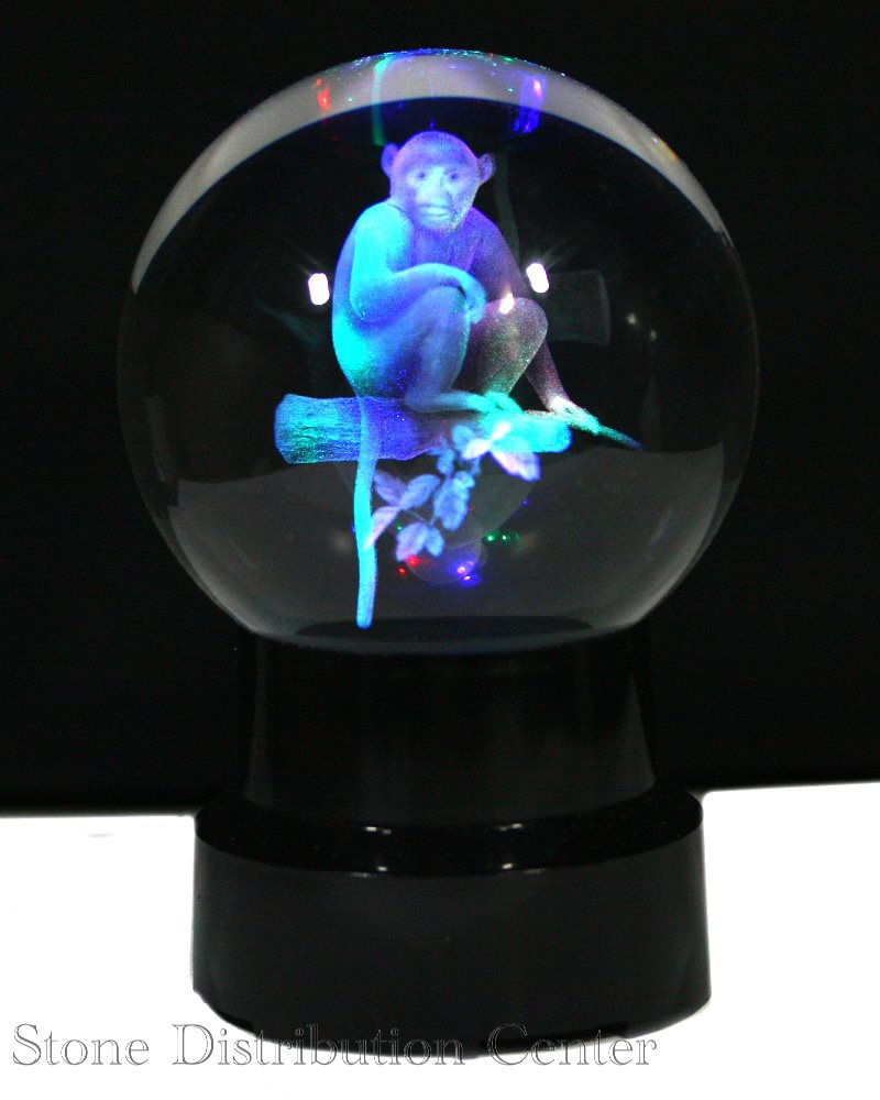 【彫刻置物】丸玉 人工水晶 約90mm (レーザー彫刻)(レインボー台付き) サル【パワーストーン 天然石 アクセサリー レディース メンズ】 compass668-10367640 パワーストーン 石流通センター サンプル画像3
