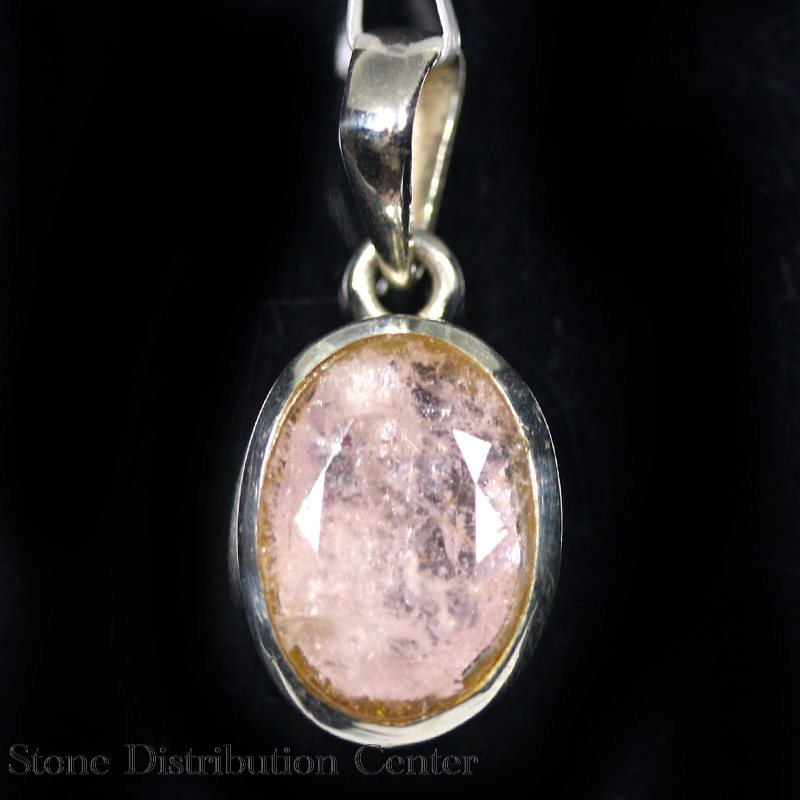 【特徴】ブリリアントカットを施した優しいピンク色のモルガナイトです。カットにより輝きが一層引き立っています。【仕様】サイズ：約15x11x6mm（金具部分含まず）重量：3.0g金具：シルバー925※チェーンが付属します。銀色 全長：約40-...