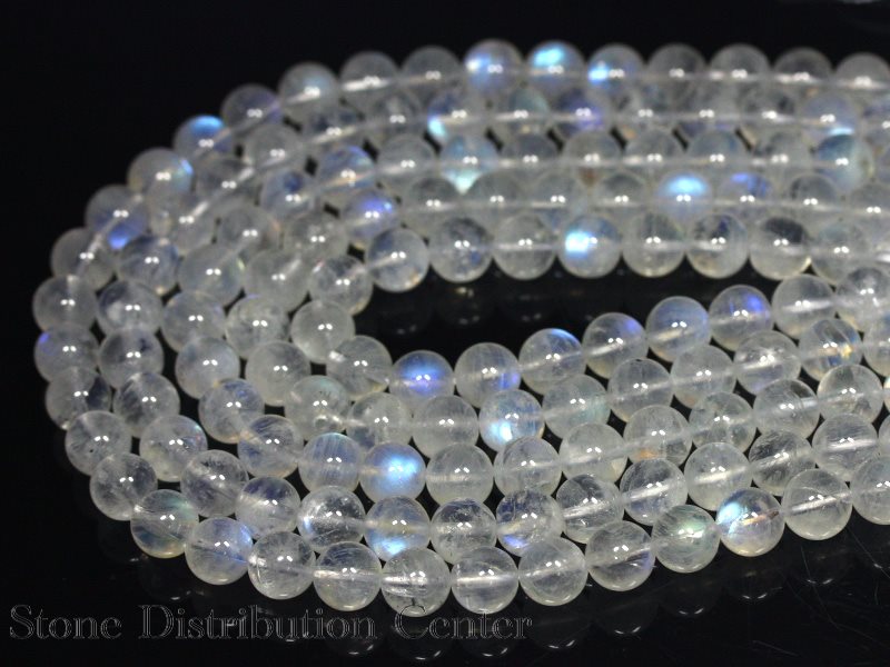 【特徴】非常に品質の高いムーンストーンです。透明度が非常に高く、ほぼ何もないところに青いシラーがふわりと浮かびます。【仕様】玉サイズ：約8mm一連：約19〜20cm穴径：約1.0〜1.2mm【お届けについて】※ヒモが通っていないバラの状態で...