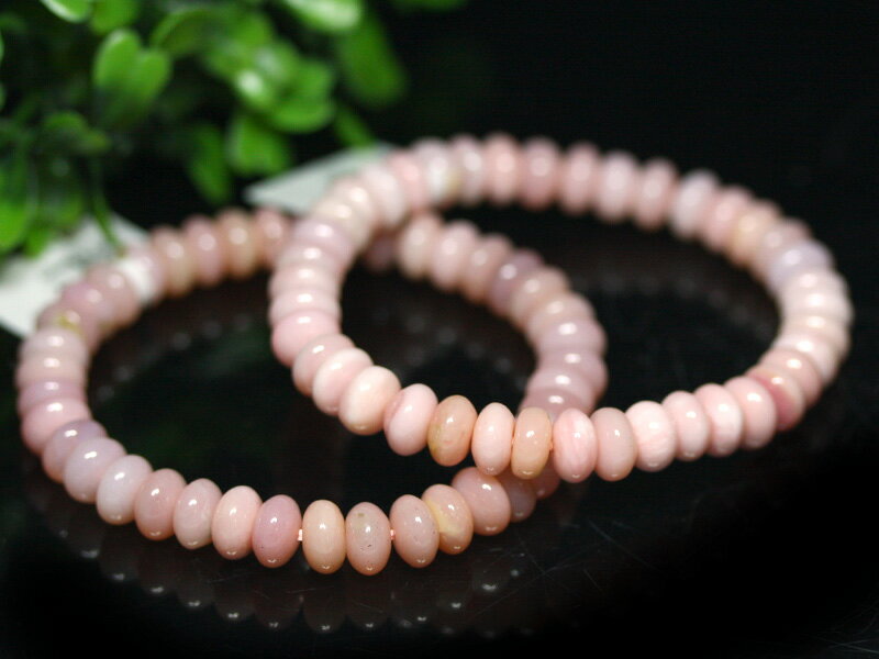 【特徴】苺ミルクのような優しいピンクが、かわいらしい女性を演出するのにぴったりです。またボタン型の滑らかな曲線が女性らしさをより一層引き立てています。【仕様】玉サイズ：約5&times;8mm玉数：約40玉内径：約17cm【原産地】オースト...