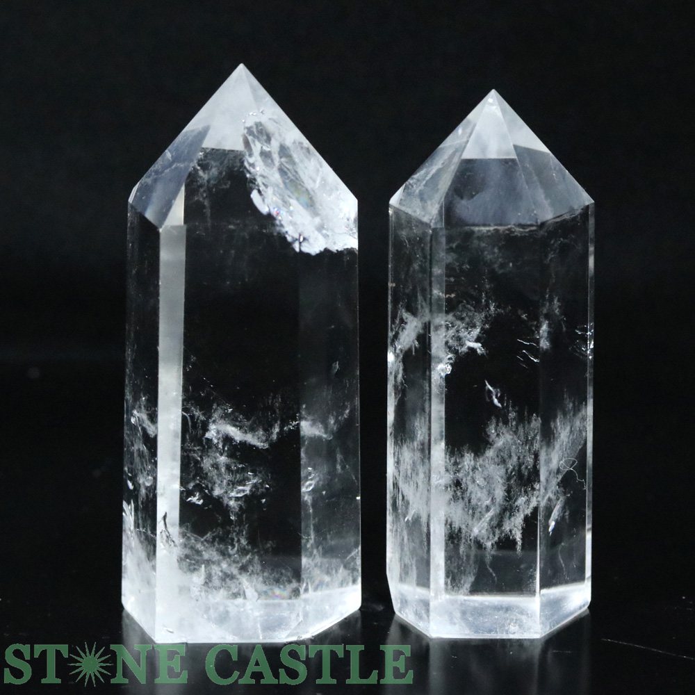 【特徴】透明度抜群EXグレードの水晶ポイントです。【仕様】サイズ：約33x78x25mm　重量：約110gサイズ：約28x74x24mm　重量：約84g【パワーストーン】水晶：万能のパワーストーンとしてお馴染みです。邪気祓い、場の浄化の他、あらゆる開運のサポートとして力を発揮するとされます。古くは氷の化石と思われ、水のような透明感で悪い気をそそぎ流してしまうと信じられてきました。潜在能力の発掘にも役立つと言われます。場や気の浄化、各種開運、精神統一、願掛けなどのお守りにどうぞ。【形の効果】ポイント：尖った部分がマイナスの気をブロックし、プラスの気を導く効果があります。【原産国】ブラジルただいま、レビューを書いていただいたお客様に200円クーポンプレゼント!!