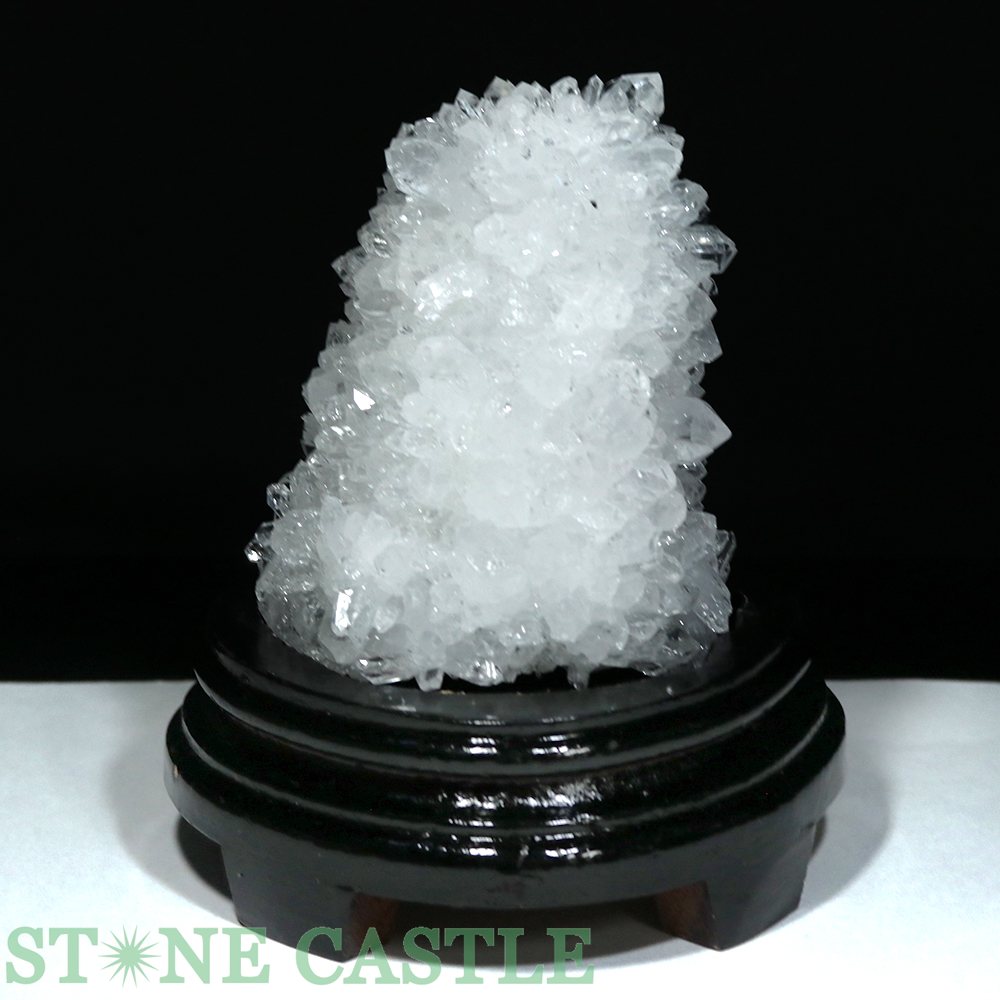 【特徴】水晶の花が一面に咲いたような結晶が大変美しいクラスターです。透明感のあるしっかりとした剣が見事なEXグレードです。【仕様】サイズ：約110x145x95mm　重量：約845g※台座込みのサイズ・重さです。【パワーストーン】水晶：万能のパワーストーンとしてお馴染みです。邪気祓い、場の浄化の他、あらゆる開運のサポートとして力を発揮するとされます。古くは氷の化石と思われ、水のような透明感で悪い気をそそぎ流してしまうと信じられてきました。潜在能力の発掘にも役立つと言われます。場や気の浄化、各種開運、精神統一、願掛けなどのお守りにどうぞ。【原産地】中国ただいま、レビューを書いていただいたお客様に200円クーポンプレゼント!!
