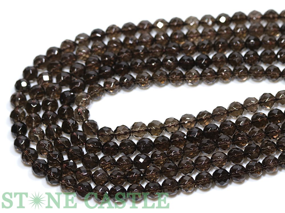 【仕様】一連：約37〜39cm穴径：約1.0〜1.2mm【パワーストーン】スモーキークォーツ：水晶の一種で、茶灰色が特徴です。煙のような色合いから、和名は「煙水晶」とも。焦りや不安にさいなまれる時も、気持ちを穏やかに落ち着かせると言われます。眠りへいざない、身体を回復させ、気持ちを切り替えて困難を乗り越える手助けをするとされています。体調回復、ストレスや不安の解消、不眠時の癒し、眠れる能力の開発などのお守りにどうぞ。【原産地】ブラジルただいま、レビューを書いていただいたお客様に200円クーポンプレゼント!!