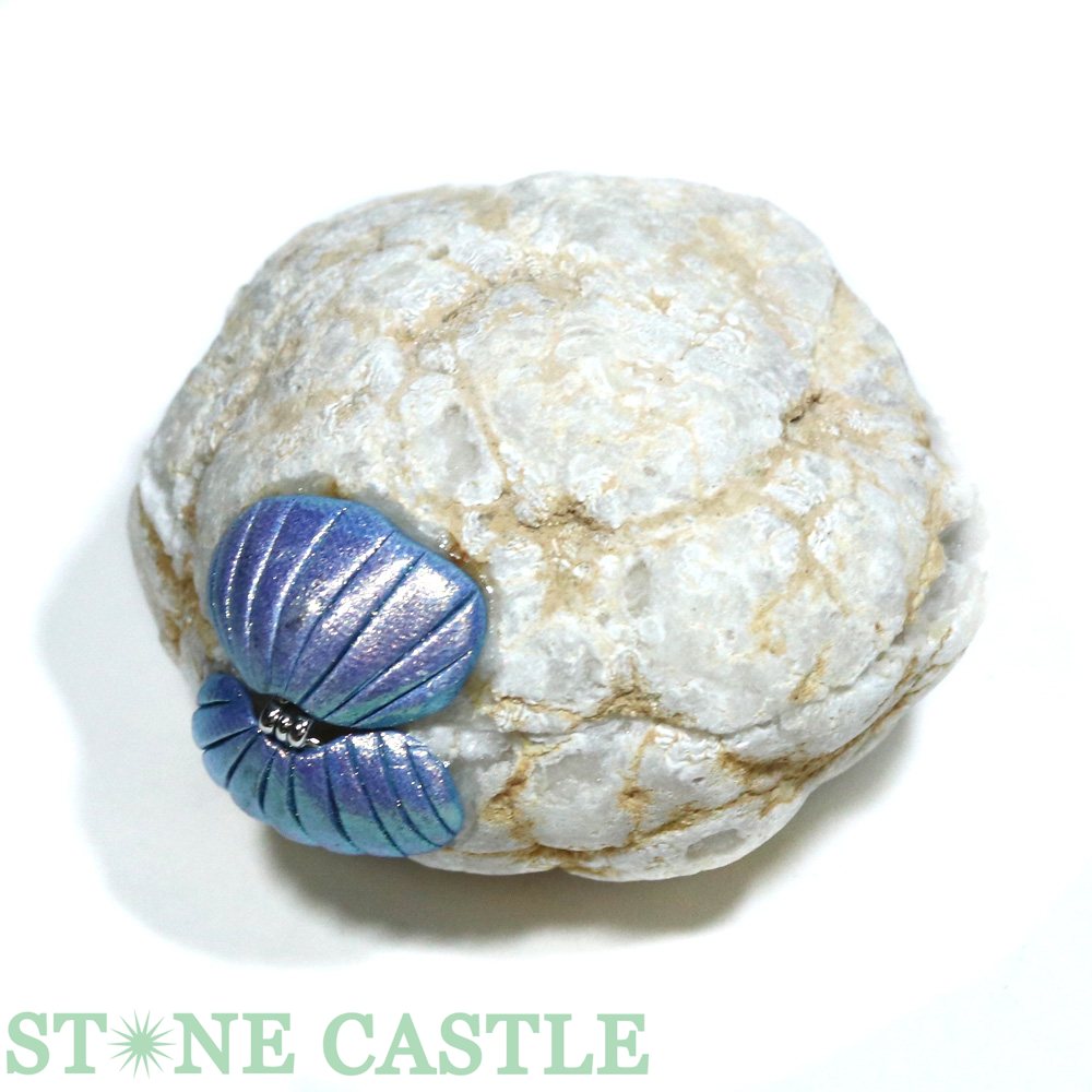 【特徴】モロッコ産のジオード(晶洞)の原石を使用した可愛らしい手のひらに乗る小さな浄化箱です。蝶番部分の貝殻のデザインがおしゃれです。開くときらきらと輝く非常に美しい水晶が広がっています。晶洞には古くから龍の住みか「龍穴」と呼ばれ、運気や幸...