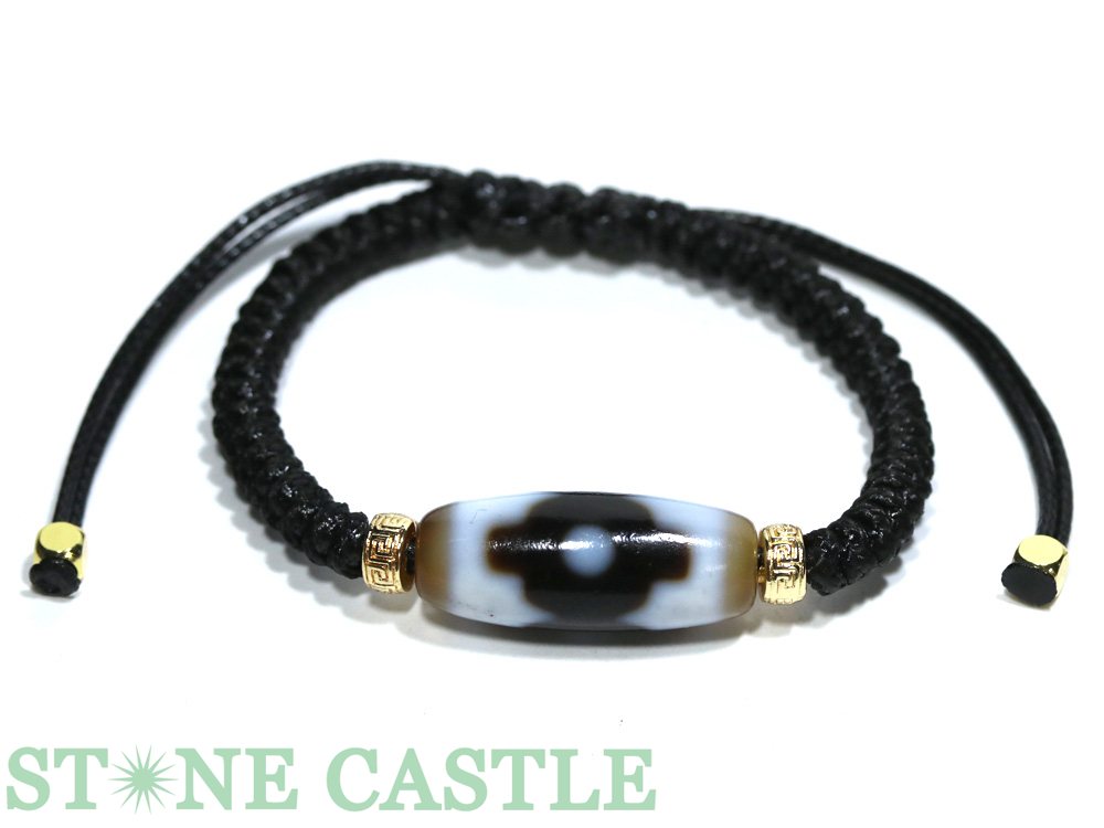 【特徴】存在感のある天珠を使用した個性的なブレスレットです。天珠独特のナチュラルな風合いと模様が魅力。※入荷時期によってデザインやビーズの柄が画像と若干異なる場合があります。予めご了承ください。【仕様】内径：約13〜23cm（サイズ調整可能...