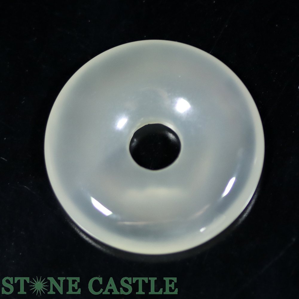 【特徴】優しい乳白色のナチュラルな色味が美しいです。【仕様】直径：約30mm前後　穴径：約6〜7mm【形のキーワード】ドーナツ（ピーディスク）：ドーナツは、中国古代文明に端を発します。中国語では「璧（ぴー）」と発音し、英語圏では「ピーディス...