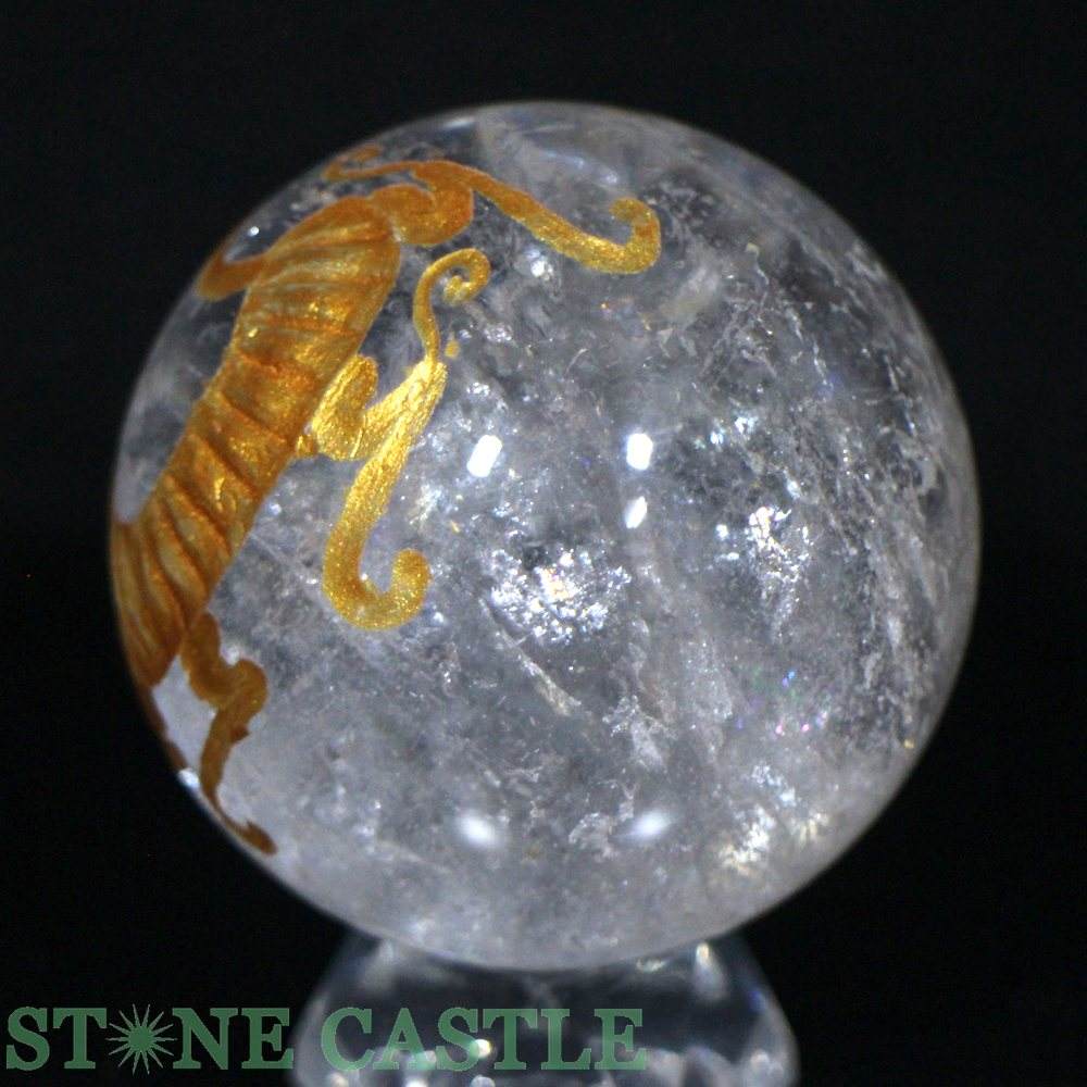 ☆一点物☆【彫刻置物】丸玉 レインボー水晶 白虎 (金彫り) 約50mm No.28【パワーストーン 天然石 アクセサリー レディース】 compass668-10596130 パワーストーン 石流通センター サンプル画像3