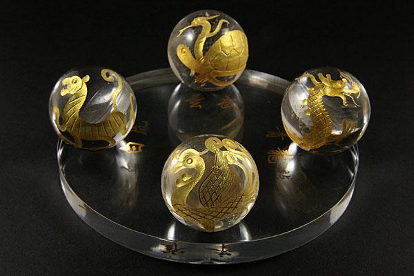 115mmの四神専用台(アクリル・透明)に30mmの四神彫刻丸玉(金彫り)がセットになっています。ただいま、レビューを書いていただいたお客様に200円クーポンプレゼント!!