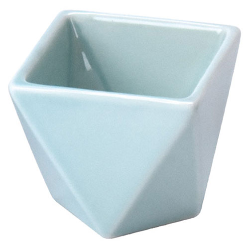 折り三角珍味入 青磁※こちらは【取り寄せ商品】です。必ず商品名等に「取り寄せ商品」と表記の商品についてをご確認ください。三角の面を貼り合わせたような、楽しい表情の珍味入。和洋問わずお使いいただける、シンプルで表情のある器です。☆珍味、前菜やプチスイーツ等の器に。☆シロップやソース・薬味入れにも。☆ホームパーティー、おうちカフェの小さなうつわに。※表情・色味・重量は若干の個体差があります。