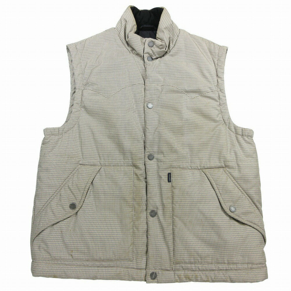 &nbsp; 商品名 &nbsp; 【Aquascutum アクアスキュータム クラブチェック柄 中綿 ベスト ジャケット ノースリーブ サイズXL ベージュ メンズ】 &nbsp; 表記サイズ &nbsp; 【XL】 &nbsp; 実寸サイズ &nbsp; 【身幅】60cm"【着丈】71cm"【その他】 &nbsp; 素材 &nbsp; 【画像参照】 &nbsp; 色 &nbsp; 【ベージュ】 ※照明や撮影環境、お使いのモニター設定状況により 実物とお色が違って見える場合がございます。 予めご了承下さい。 &nbsp; 状態ランク &nbsp; 【B】 &nbsp; 状態説明 &nbsp; 【この商品には下記のようなダメージがあります。・両ポケット付近にシミ ・フロントボタン付近広範囲にシミ滲み ※全体的に中古品としての使用感と上記のようなダメージがありますが、通常使用には支障のない商品です。掲載写真や記載内容をご確認いただき、ご理解の上ご購入ください。中古品を扱っているため、元の商品のデザインや形状が全て把握できかねますので、予めご了承下さい。】 &nbsp; 付属品 &nbsp; 【】 &nbsp; 備考 &nbsp; 【フロント：スナップボタン / 裾ドローコード付き】 &nbsp; 状態ランクについて &nbsp; 注意事項 ・弊社の取り扱っているすべてのお品物は顧客様からの買取・ブランド品専門の古物市場で弊社が正規品と判断したお品物になります。 ・弊社では仕入れ後の検品でも再度商品一点一点の真贋を確認し、正規品と判断したお品物ののみを取り扱っております。 ・それでも万が一、お客様が購入後に偽物と判断された場合はその理由と根拠をご提示いただければ商品代金と送料を全額ご返金致しますので安心してご購入下さい。 ・付属品は写真に写っているものが全てになります。画像は実物を撮影していますのでご安心ください。 ・商品画像はできる限り現品を再現するように心がけておりますが、ご利用のモニターにより実物と多少異なる場合がございます。 ・他サイトにて販売している商品です。多少のお時間差にて欠品になることもございます。予めご了承頂ますようお願い致します。 ・古着に関して、商品チェックは行っておりますが、記載以外に細かい汚れやダメージ等がある場合もございます。特に中古衣類は見る方によって状態の価値観が異なりますので、トラブルを避けるため、神経質な方や完璧な商品を求められる方はご注文をお控えくださいますようお願い申し上げます。 ・本商品は商品登録後、畳んだ状態で袋に入れて保管しています。 ・保管期間によってはシワや型崩れが発生する可能性がございますので、ご了承ください。 ・弊社及び提携先の倉庫の営業日は平日のみになります。 ・土日祝についてはご質問やご相談を頂いても対応できない場合がございますので、ご了承ください。 &nbsp; 発送について ・ストア休業日の注文は翌1〜2営業日に発送。 &nbsp; 商品についての質問 ・こちらの商品は倉庫にて保管しております。ご質問を頂いた際、お時間をいただく場合がございますのでご了承ください。