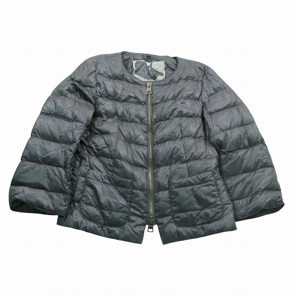 &nbsp; 商品名 &nbsp; 【HERNO ヘルノ 21223DP ノーカラー ダウンジャケット ジップアップ グレー サイズ44 XL レディース 】 &nbsp; 表記サイズ &nbsp; 【44(XL）】 &nbsp; 実寸サイズ &nbsp; 【肩幅】40cm"【身幅】50cm"【着丈】53cm"【袖丈】47cm"【その他】 &nbsp; 素材 &nbsp; 【画像参照】 &nbsp; 色 &nbsp; 【グレー】 ※照明や撮影環境、お使いのモニター設定状況により 実物とお色が違って見える場合がございます。 予めご了承下さい。 &nbsp; 状態ランク &nbsp; 【AB】 &nbsp; 状態説明 &nbsp; 【この商品には下記のようなダメージがあります。ブランドタグ劣化割れ・首周り後ろにシミ・右ポケットに糸のツレ・両肩に擦れ・左胸に縫製糸の飛び出し。その他に目立ったダメージはなくまだまだご使用いただける商品です。※あくまでも中古品ですので掲載写真や記載内容をご確認いただき、ご理解の上ご購入ください。中古品を扱っているため、元の商品のデザインや形状が全て把握できかねますので、予めご了承下さい。】 &nbsp; 付属品 &nbsp; 【】 &nbsp; 備考 &nbsp; 【】 &nbsp; 状態ランクについて &nbsp; 注意事項 ・弊社の取り扱っているすべてのお品物は顧客様からの買取・ブランド品専門の古物市場で弊社が正規品と判断したお品物になります。 ・弊社では仕入れ後の検品でも再度商品一点一点の真贋を確認し、正規品と判断したお品物ののみを取り扱っております。 ・それでも万が一、お客様が購入後に偽物と判断された場合はその理由と根拠をご提示いただければ商品代金と送料を全額ご返金致しますので安心してご購入下さい。 ・付属品は写真に写っているものが全てになります。画像は実物を撮影していますのでご安心ください。 ・商品画像はできる限り現品を再現するように心がけておりますが、ご利用のモニターにより実物と多少異なる場合がございます。 ・他サイトにて販売している商品です。多少のお時間差にて欠品になることもございます。予めご了承頂ますようお願い致します。 ・古着に関して、商品チェックは行っておりますが、記載以外に細かい汚れやダメージ等がある場合もございます。特に中古衣類は見る方によって状態の価値観が異なりますので、トラブルを避けるため、神経質な方や完璧な商品を求められる方はご注文をお控えくださいますようお願い申し上げます。 ・本商品は商品登録後、畳んだ状態で袋に入れて保管しています。 ・保管期間によってはシワや型崩れが発生する可能性がございますので、ご了承ください。 ・弊社及び提携先の倉庫の営業日は平日のみになります。 ・土日祝についてはご質問やご相談を頂いても対応できない場合がございますので、ご了承ください。 &nbsp; 発送について ・ストア休業日の注文は翌1〜2営業日に発送。 &nbsp; 商品についての質問 ・こちらの商品は倉庫にて保管しております。ご質問を頂いた際、お時間をいただく場合がございますのでご了承ください。