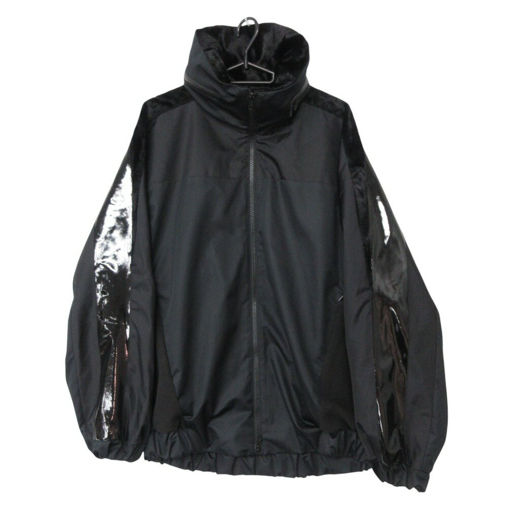 商品名 新品同様 24ss ato アトウ ブルゾン ナイロン スタンドカラー ジャケット STAND COLLAR BLOUSON AM24A-B01 ブラック 46【M】 メンズ 表記サイズ 46（M） 実寸サイズ 【着丈】約71cm 【身幅】約60cm 【裄丈】約83cm 素材 【画像参照】 色 ブラック ※照明や撮影環境、お使いのモニター設定状況により 実物とお色が違って見える場合がございます。 予めご了承下さい。 状態ランク S 状態説明 タグはありませんが、新品同様の商品です。※未使用品・新品同様の商品ではございますが、一度は一般の方の手に渡り、個人で保管されていた商品です。また、保管・陳列時の薄いスレなど微細な状態変化が見られる場合がございます。ご理解の上ご購入ください。中古品を扱っているため、元の商品のデザインや形状が全て把握できかねますので、予めご了承下さい。 付属品 付属品なし。 状態ランクについて 注意事項 ・弊社の取り扱っているすべてのお品物は顧客様からの買取・ブランド品専門の古物市場で弊社が正規品と判断したお品物になります。 ・弊社では仕入れ後の検品でも再度商品一点一点の真贋を確認し、正規品と判断したお品物ののみを取り扱っております。 ・それでも万が一、お客様が購入後に偽物と判断された場合はその理由と根拠をご提示いただければ商品代金と送料を全額ご返金致しますので安心してご購入下さい。 ・付属品は写真に写っているものが全てになります。画像は実物を撮影していますのでご安心ください。 ・商品画像はできる限り現品を再現するように心がけておりますが、ご利用のモニターにより実物と多少異なる場合がございます。 ・他サイトにて販売している商品です。多少のお時間差にて欠品になることもございます。予めご了承頂ますようお願い致します。 ・古着に関して、商品チェックは行っておりますが、記載以外に細かい汚れやダメージ等がある場合もございます。特に中古衣類は見る方によって状態の価値観が異なりますので、トラブルを避けるため、神経質な方や完璧な商品を求められる方はご注文をお控えくださいますようお願い申し上げます。 ・本商品は商品登録後、畳んだ状態で袋に入れて保管しています。 ・保管期間によってはシワや型崩れが発生する可能性がございますので、ご了承ください。 ・弊社及び提携先の倉庫の営業日は平日のみになります。 ・土日祝についてはご質問やご相談を頂いても対応できない場合がございますので、ご了承ください。 発送について ・ストア休業日の注文は翌1〜2営業日に発送。 商品についての質問 ・こちらの商品は倉庫にて保管しております。ご質問を頂いた際、お時間をいただく場合がございますのでご了承ください。