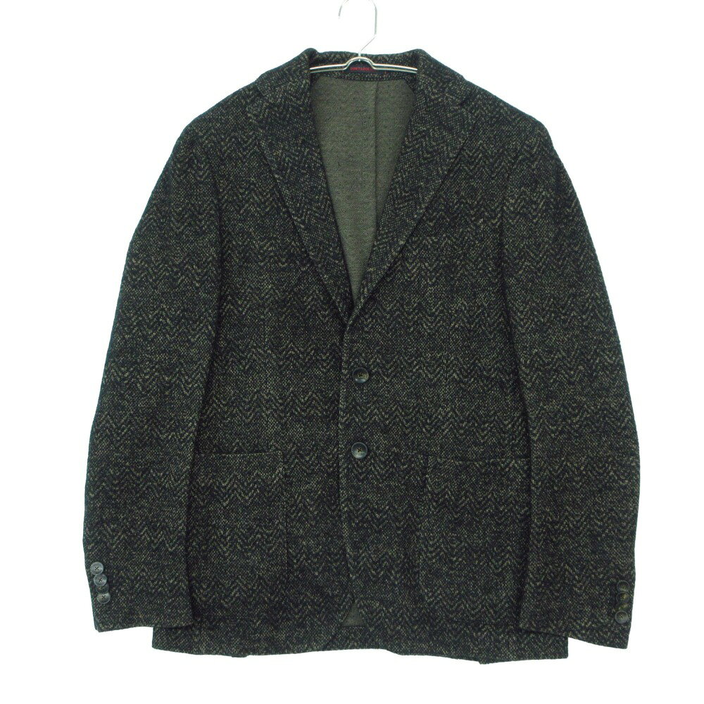 商品名 THE GIGI ザ ジジ テーラードジャケット DEGAS MI シェブロン柄 シングル 段返り3B ニット ブレザー アウター 上着 ブラック 48【L】 メンズ 【中古】 表記サイズ 48（L） 実寸サイズ 【肩幅】約46.5cm 【着丈】約74cm 【身幅】約54cm 【袖丈】約66cm 素材 【画像参照】 色 ブラック / ベージュ ※照明や撮影環境、お使いのモニター設定状況により 実物とお色が違って見える場合がございます。 予めご了承下さい。 状態ランク AB 状態説明 ◆外側◆ ・袖口：汚れ ・全体：裏地の両脇下に汗染み 全体的に毛羽立ち 背中側の裾に糸解れ 上記記載のダメージ等がありますが、その他に目立ったダメージはなく、問題なくご使用いただける商品です。※あくまでも中古品ですので掲載写真や記載内容をご確認いただき、ご理解の上ご購入ください。中古品を扱っているため、元の商品のデザインや形状が全て把握できかねますので、予めご了承下さい。 付属品 付属品なし。 状態ランクについて 注意事項 ・弊社の取り扱っているすべてのお品物は顧客様からの買取・ブランド品専門の古物市場で弊社が正規品と判断したお品物になります。 ・弊社では仕入れ後の検品でも再度商品一点一点の真贋を確認し、正規品と判断したお品物ののみを取り扱っております。 ・それでも万が一、お客様が購入後に偽物と判断された場合はその理由と根拠をご提示いただければ商品代金と送料を全額ご返金致しますので安心してご購入下さい。 ・付属品は写真に写っているものが全てになります。画像は実物を撮影していますのでご安心ください。 ・商品画像はできる限り現品を再現するように心がけておりますが、ご利用のモニターにより実物と多少異なる場合がございます。 ・他サイトにて販売している商品です。多少のお時間差にて欠品になることもございます。予めご了承頂ますようお願い致します。 ・古着に関して、商品チェックは行っておりますが、記載以外に細かい汚れやダメージ等がある場合もございます。特に中古衣類は見る方によって状態の価値観が異なりますので、トラブルを避けるため、神経質な方や完璧な商品を求められる方はご注文をお控えくださいますようお願い申し上げます。 ・本商品は商品登録後、畳んだ状態で袋に入れて保管しています。 ・保管期間によってはシワや型崩れが発生する可能性がございますので、ご了承ください。 ・弊社及び提携先の倉庫の営業日は平日のみになります。 ・土日祝についてはご質問やご相談を頂いても対応できない場合がございますので、ご了承ください。 発送について ・ストア休業日の注文は翌1〜2営業日に発送。 商品についての質問 ・こちらの商品は倉庫にて保管しております。ご質問を頂いた際、お時間をいただく場合がございますのでご了承ください。