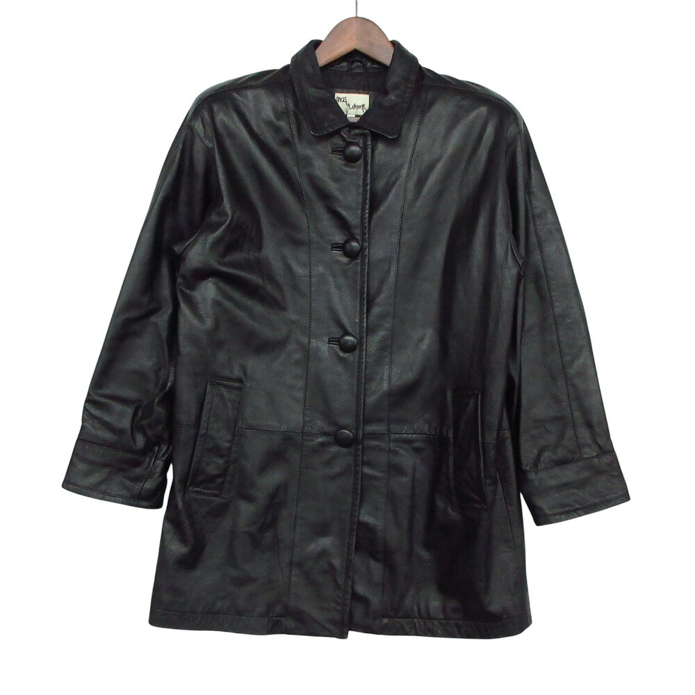 商品名 ブルゾン レザージャケット　革　キュプラ　アウター　ロングスリーブ ブラック M【M】 メンズ 【中古】 表記サイズ M（M） 実寸サイズ 【肩幅】約50cm 【着丈】約83cm 【身幅】約56cm 【袖丈】約53.5cm 素材 【画像参照】 色 ブラック ※照明や撮影環境、お使いのモニター設定状況により 実物とお色が違って見える場合がございます。 予めご了承下さい。 状態ランク AB 状態説明 ◆外側◆ ・胸部：小さなスレ ・腹部：小さな汚れ ・裾：汚れ ・左腕：汚れ ・右腕：汚れ、スレ ・袖口：小さなスレ ・背面：汚れ 上記記載のダメージ等がありますが、その他に目立ったダメージはなく、問題なくご使用いただける商品です。※あくまでも中古品ですので掲載写真や記載内容をご確認いただき、ご理解の上ご購入ください。中古品を扱っているため、元の商品のデザインや形状が全て把握できかねますので、予めご了承下さい。 付属品 付属品なし。 状態ランクについて 注意事項 ・弊社の取り扱っているすべてのお品物は顧客様からの買取・ブランド品専門の古物市場で弊社が正規品と判断したお品物になります。 ・弊社では仕入れ後の検品でも再度商品一点一点の真贋を確認し、正規品と判断したお品物ののみを取り扱っております。 ・それでも万が一、お客様が購入後に偽物と判断された場合はその理由と根拠をご提示いただければ商品代金と送料を全額ご返金致しますので安心してご購入下さい。 ・付属品は写真に写っているものが全てになります。画像は実物を撮影していますのでご安心ください。 ・商品画像はできる限り現品を再現するように心がけておりますが、ご利用のモニターにより実物と多少異なる場合がございます。 ・他サイトにて販売している商品です。多少のお時間差にて欠品になることもございます。予めご了承頂ますようお願い致します。 ・古着に関して、商品チェックは行っておりますが、記載以外に細かい汚れやダメージ等がある場合もございます。特に中古衣類は見る方によって状態の価値観が異なりますので、トラブルを避けるため、神経質な方や完璧な商品を求められる方はご注文をお控えくださいますようお願い申し上げます。 ・本商品は商品登録後、畳んだ状態で袋に入れて保管しています。 ・保管期間によってはシワや型崩れが発生する可能性がございますので、ご了承ください。 ・弊社及び提携先の倉庫の営業日は平日のみになります。 ・土日祝についてはご質問やご相談を頂いても対応できない場合がございますので、ご了承ください。 発送について ・ストア休業日の注文は翌1〜2営業日に発送。 商品についての質問 ・こちらの商品は倉庫にて保管しております。ご質問を頂いた際、お時間をいただく場合がございますのでご了承ください。