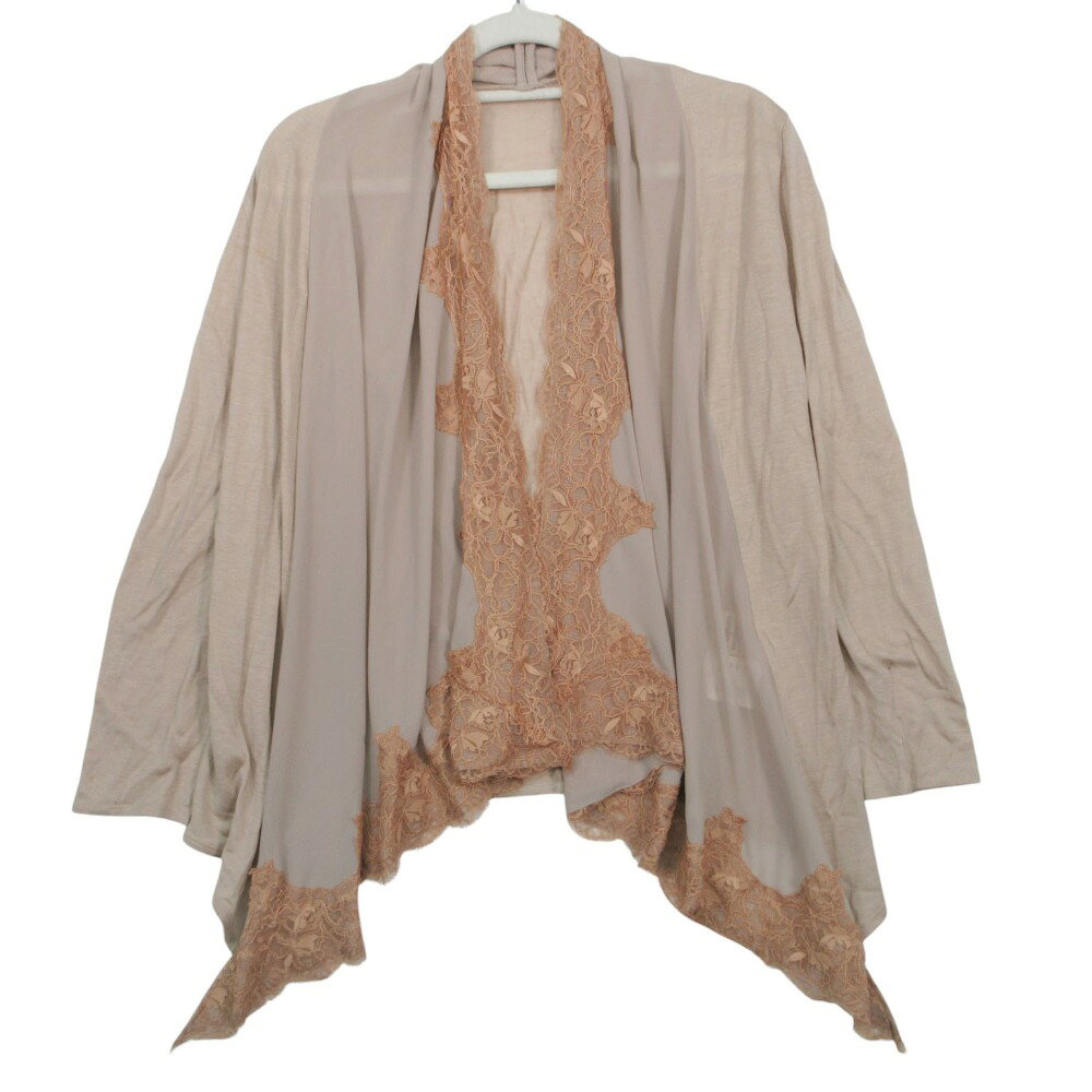 商品名 Diagram ダイアグラム セーター ロングスリープ リヨセル パイピング ベージュ 36【S】 レディース 【中古】 Diagram sweater Long Sleep Lyocell Piping beige 36【S】 LADYS 【Used item】 表記サイズ 36（S） 実寸サイズ 【肩幅】約40cm 【着丈】約57cm 【身幅】約46.5cm 【袖丈】約49.5cm 素材 【画像参照】 色 ベージュ 注：照明や撮影環境、お使いのモニター設定状況により 実物とお色が違って見える場合がございます。 予めご了承下さい。 状態ランク AB 状態説明 ■外側■ ・胸部：汚れ、小さな汚れ ・裾：キズ ・左腕：糸のほつれ 上記記載のダメージ等がありますが、その他に目立ったダメージはなく、問題なくご使用いただける商品です。※あくまでも中古品ですので掲載写真や記載内容をご確認いただき、ご理解の上ご購入ください。中古品を扱っているため、元の商品のデザインや形状が全て把握できかねますので、予めご了承下さい。 付属品 付属品なし。 状態ランクについて 注意事項 ・弊社の取り扱っているすべてのお品物は顧客様からの買取・ブランド品専門の古物市場で弊社が正規品と判断したお品物になります。 ・弊社では仕入れ後の検品でも再度商品一点一点の真贋を確認し、正規品と判断したお品物ののみを取り扱っております。 ・それでも万が一、お客様が購入後に偽物と判断された場合はその理由と根拠をご提示いただければ商品代金と送料を全額ご返金致しますので安心してご購入下さい。 ・付属品は写真に写っているものが全てになります。画像は実物を撮影していますのでご安心ください。 ・商品画像はできる限り現品を再現するように心がけておりますが、ご利用のモニターにより実物と多少異なる場合がございます。 ・他サイトにて販売している商品です。多少のお時間差にて欠品になることもございます。予めご了承頂ますようお願い致します。 ・古着に関して、商品チェックは行っておりますが、記載以外に細かい汚れやダメージ等がある場合もございます。特に中古衣類は見る方によって状態の価値観が異なりますので、トラブルを避けるため、神経質な方や完璧な商品を求められる方はご注文をお控えくださいますようお願い申し上げます。 ・本商品は商品登録後、畳んだ状態で袋に入れて保管しています。 ・保管期間によってはシワや型崩れが発生する可能性がございますので、ご了承ください。 ・弊社及び提携先の倉庫の営業日は平日のみになります。 ・土日祝についてはご質問やご相談を頂いても対応できない場合がございますので、ご了承ください。 発送について ・ストア休業日の注文は翌1〜2営業日に発送。 商品についての質問 ・こちらの商品は倉庫にて保管しております。ご質問を頂いた際、お時間をいただく場合がございますのでご了承ください。