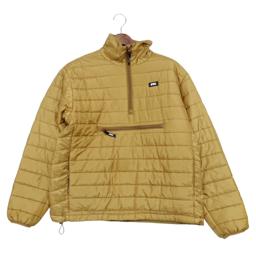 商品名 FTC エフティーシー ブルゾン HALF ZIP PUFFY JACKET ハーフジップパフィージャケット アウター プルオーバー ベージュ M メンズ 【中古】 表記サイズ M 実寸サイズ 【肩幅】約55cm 【着丈】約70cm 【身幅】約62cm 【袖丈】約62cm 素材 【画像参照】 色 ベージュ ※照明や撮影環境、お使いのモニター設定状況により 実物とお色が違って見える場合がございます。 予めご了承下さい。 状態ランク AB 状態説明 ◆外側◆ ・首回り：スレ、薄汚れ ・全体：両袖糸のツレ、袖口糸のツレ数か所、裾糸の飛び出し 上記記載のダメージ等がありますが、その他に目立ったダメージはなく、問題なくご使用いただける商品です。※あくまでも中古品ですので掲載写真や記載内容をご確認いただき、ご理解の上ご購入ください。中古品を扱っているため、元の商品のデザインや形状が全て把握できかねますので、予めご了承下さい。 付属品 付属品なし。 状態ランクについて 注意事項 ・弊社の取り扱っているすべてのお品物は顧客様からの買取・ブランド品専門の古物市場で弊社が正規品と判断したお品物になります。 ・弊社では仕入れ後の検品でも再度商品一点一点の真贋を確認し、正規品と判断したお品物ののみを取り扱っております。 ・それでも万が一、お客様が購入後に偽物と判断された場合はその理由と根拠をご提示いただければ商品代金と送料を全額ご返金致しますので安心してご購入下さい。 ・付属品は写真に写っているものが全てになります。画像は実物を撮影していますのでご安心ください。 ・商品画像はできる限り現品を再現するように心がけておりますが、ご利用のモニターにより実物と多少異なる場合がございます。 ・他サイトにて販売している商品です。多少のお時間差にて欠品になることもございます。予めご了承頂ますようお願い致します。 ・古着に関して、商品チェックは行っておりますが、記載以外に細かい汚れやダメージ等がある場合もございます。特に中古衣類は見る方によって状態の価値観が異なりますので、トラブルを避けるため、神経質な方や完璧な商品を求められる方はご注文をお控えくださいますようお願い申し上げます。 ・本商品は商品登録後、畳んだ状態で袋に入れて保管しています。 ・保管期間によってはシワや型崩れが発生する可能性がございますので、ご了承ください。 ・弊社及び提携先の倉庫の営業日は平日のみになります。 ・土日祝についてはご質問やご相談を頂いても対応できない場合がございますので、ご了承ください。 発送について ・ストア休業日の注文は翌1〜2営業日に発送。 商品についての質問 ・こちらの商品は倉庫にて保管しております。ご質問を頂いた際、お時間をいただく場合がございますのでご了承ください。