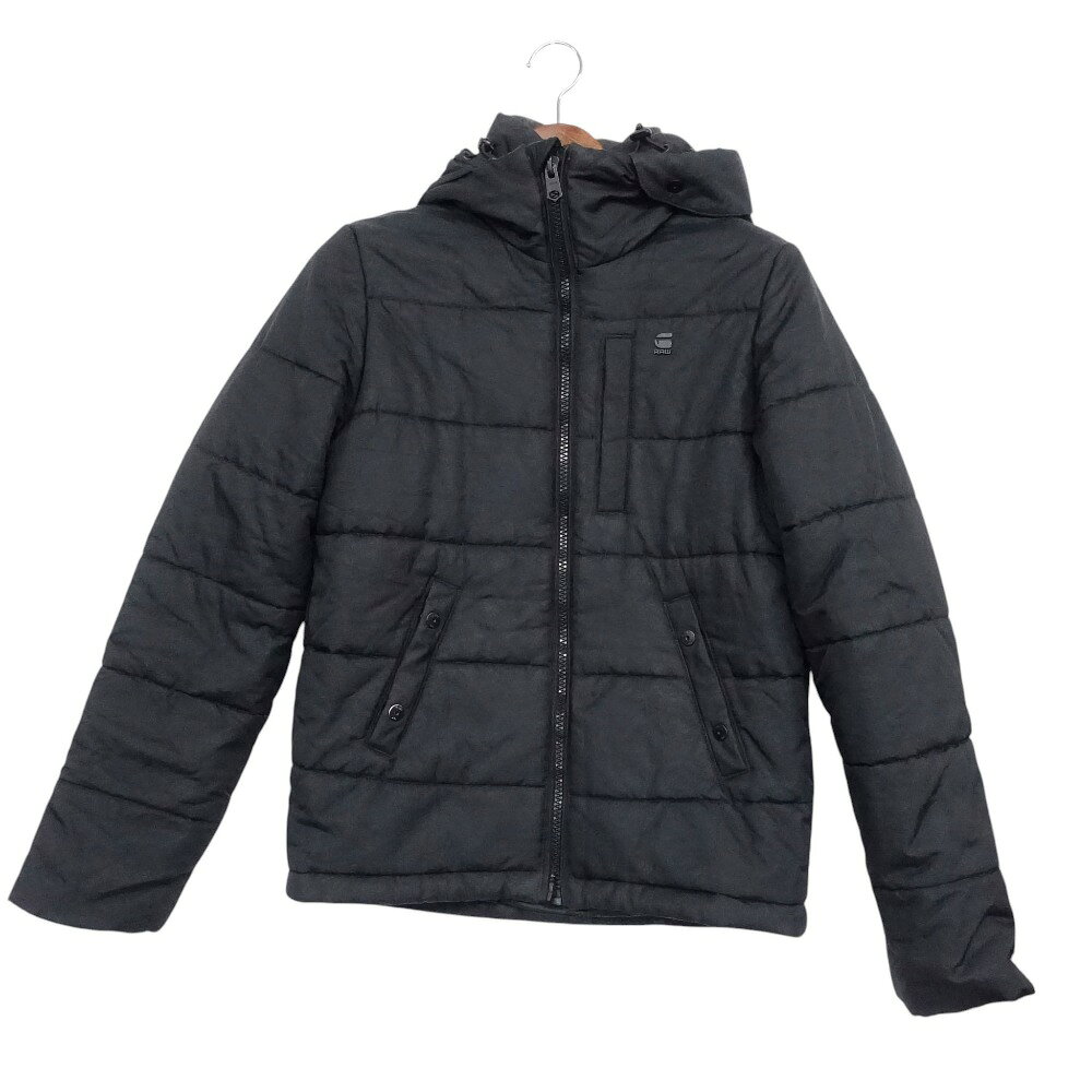 商品名 G-STAR ジースター ブルゾン WHISTLER HDD JKT 中綿 フーデット ジャケット アウター ブラック S メンズ 【中古】 表記サイズ S 実寸サイズ 【肩幅】約42cm 【着丈】約73cm 【身幅】約56cm 【袖丈】約68cm 素材 【画像参照】 色 ブラック ※照明や撮影環境、お使いのモニター設定状況により 実物とお色が違って見える場合がございます。 予めご了承下さい。 状態ランク AB 状態説明 ◆外側◆ ・首回り：汚れ、スレ ・裾：スレ ・右腕：小さな汚れ ・袖口：汚れ、スレ 上記記載のダメージ等がありますが、その他に目立ったダメージはなく、問題なくご使用いただける商品です。※あくまでも中古品ですので掲載写真や記載内容をご確認いただき、ご理解の上ご購入ください。中古品を扱っているため、元の商品のデザインや形状が全て把握できかねますので、予めご了承下さい。 付属品 付属品なし。 状態ランクについて 注意事項 ・弊社の取り扱っているすべてのお品物は顧客様からの買取・ブランド品専門の古物市場で弊社が正規品と判断したお品物になります。 ・弊社では仕入れ後の検品でも再度商品一点一点の真贋を確認し、正規品と判断したお品物ののみを取り扱っております。 ・それでも万が一、お客様が購入後に偽物と判断された場合はその理由と根拠をご提示いただければ商品代金と送料を全額ご返金致しますので安心してご購入下さい。 ・付属品は写真に写っているものが全てになります。画像は実物を撮影していますのでご安心ください。 ・商品画像はできる限り現品を再現するように心がけておりますが、ご利用のモニターにより実物と多少異なる場合がございます。 ・他サイトにて販売している商品です。多少のお時間差にて欠品になることもございます。予めご了承頂ますようお願い致します。 ・古着に関して、商品チェックは行っておりますが、記載以外に細かい汚れやダメージ等がある場合もございます。特に中古衣類は見る方によって状態の価値観が異なりますので、トラブルを避けるため、神経質な方や完璧な商品を求められる方はご注文をお控えくださいますようお願い申し上げます。 ・本商品は商品登録後、畳んだ状態で袋に入れて保管しています。 ・保管期間によってはシワや型崩れが発生する可能性がございますので、ご了承ください。 ・弊社及び提携先の倉庫の営業日は平日のみになります。 ・土日祝についてはご質問やご相談を頂いても対応できない場合がございますので、ご了承ください。 発送について ・ストア休業日の注文は翌1〜2営業日に発送。 商品についての質問 ・こちらの商品は倉庫にて保管しております。ご質問を頂いた際、お時間をいただく場合がございますのでご了承ください。
