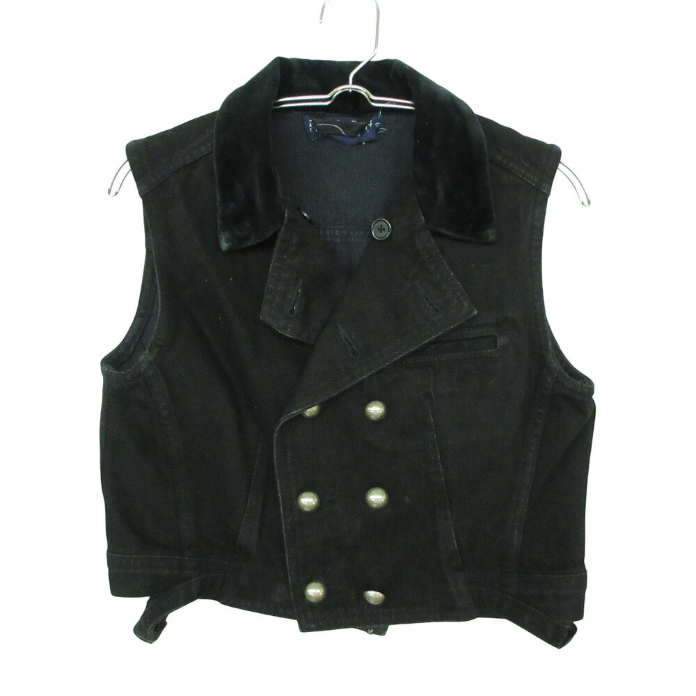 商品名 RALPH LAUREN ラルフローレン ベスト ベロア襟 デニム ダブルブレスト ショート丈 インパクト21 FK-2 ブラック 9【M】 レディース 【中古】 表記サイズ 9（M） 実寸サイズ 【肩幅】約37cm 【着丈】約40cm 【身幅】約43cm 素材 【画像参照】 色 ブラック ※照明や撮影環境、お使いのモニター設定状況により 実物とお色が違って見える場合がございます。 予めご了承下さい。 状態ランク AB 状態説明 ◆外側◆ ・首回り：汚れ ・胸部：スレ、色褪せ ・裾：汚れ、破れ ・全体：ベロア地の襟部分に汚れ 上記記載のダメージ等がありますが、その他に目立ったダメージはなく、問題なくご使用いただける商品です。※あくまでも中古品ですので掲載写真や記載内容をご確認いただき、ご理解の上ご購入ください。中古品を扱っているため、元の商品のデザインや形状が全て把握できかねますので、予めご了承下さい。 付属品 付属品なし。 状態ランクについて 注意事項 ・弊社の取り扱っているすべてのお品物は顧客様からの買取・ブランド品専門の古物市場で弊社が正規品と判断したお品物になります。 ・弊社では仕入れ後の検品でも再度商品一点一点の真贋を確認し、正規品と判断したお品物ののみを取り扱っております。 ・それでも万が一、お客様が購入後に偽物と判断された場合はその理由と根拠をご提示いただければ商品代金と送料を全額ご返金致しますので安心してご購入下さい。 ・付属品は写真に写っているものが全てになります。画像は実物を撮影していますのでご安心ください。 ・商品画像はできる限り現品を再現するように心がけておりますが、ご利用のモニターにより実物と多少異なる場合がございます。 ・他サイトにて販売している商品です。多少のお時間差にて欠品になることもございます。予めご了承頂ますようお願い致します。 ・古着に関して、商品チェックは行っておりますが、記載以外に細かい汚れやダメージ等がある場合もございます。特に中古衣類は見る方によって状態の価値観が異なりますので、トラブルを避けるため、神経質な方や完璧な商品を求められる方はご注文をお控えくださいますようお願い申し上げます。 ・本商品は商品登録後、畳んだ状態で袋に入れて保管しています。 ・保管期間によってはシワや型崩れが発生する可能性がございますので、ご了承ください。 ・弊社及び提携先の倉庫の営業日は平日のみになります。 ・土日祝についてはご質問やご相談を頂いても対応できない場合がございますので、ご了承ください。 発送について ・ストア休業日の注文は翌1〜2営業日に発送。 商品についての質問 ・こちらの商品は倉庫にて保管しております。ご質問を頂いた際、お時間をいただく場合がございますのでご了承ください。
