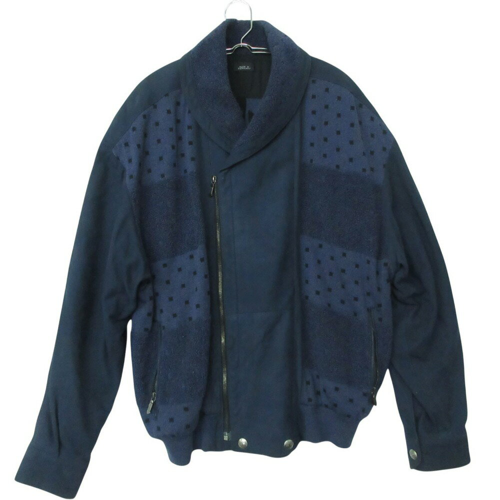 商品名 Vintage ブルゾン ライダース ジャケット ウール パイル レザー切替 ネイビー 48【L】 メンズ 【中古】 表記サイズ 48（L） 実寸サイズ 【肩幅】約62cm 【着丈】約64cm 【身幅】約63cm 【袖丈】約54cm 素材 【画像参照】 色 ネイビー ※照明や撮影環境、お使いのモニター設定状況により 実物とお色が違って見える場合がございます。 予めご了承下さい。 状態ランク AB 状態説明 ◆外側◆ ・胸部：小さな汚れ ・左腕：小さな汚れ ・右腕：汚れ ・袖口：汚れ ・全体：タバコの匂いあり 上記記載のダメージ等がありますが、その他に目立ったダメージはなく、問題なくご使用いただける商品です。※あくまでも中古品ですので掲載写真や記載内容をご確認いただき、ご理解の上ご購入ください。中古品を扱っているため、元の商品のデザインや形状が全て把握できかねますので、予めご了承下さい。 付属品 付属品なし。 状態ランクについて 注意事項 ・弊社の取り扱っているすべてのお品物は顧客様からの買取・ブランド品専門の古物市場で弊社が正規品と判断したお品物になります。 ・弊社では仕入れ後の検品でも再度商品一点一点の真贋を確認し、正規品と判断したお品物ののみを取り扱っております。 ・それでも万が一、お客様が購入後に偽物と判断された場合はその理由と根拠をご提示いただければ商品代金と送料を全額ご返金致しますので安心してご購入下さい。 ・付属品は写真に写っているものが全てになります。画像は実物を撮影していますのでご安心ください。 ・商品画像はできる限り現品を再現するように心がけておりますが、ご利用のモニターにより実物と多少異なる場合がございます。 ・他サイトにて販売している商品です。多少のお時間差にて欠品になることもございます。予めご了承頂ますようお願い致します。 ・古着に関して、商品チェックは行っておりますが、記載以外に細かい汚れやダメージ等がある場合もございます。特に中古衣類は見る方によって状態の価値観が異なりますので、トラブルを避けるため、神経質な方や完璧な商品を求められる方はご注文をお控えくださいますようお願い申し上げます。 ・本商品は商品登録後、畳んだ状態で袋に入れて保管しています。 ・保管期間によってはシワや型崩れが発生する可能性がございますので、ご了承ください。 ・弊社及び提携先の倉庫の営業日は平日のみになります。 ・土日祝についてはご質問やご相談を頂いても対応できない場合がございますので、ご了承ください。 発送について ・ストア休業日の注文は翌1〜2営業日に発送。 商品についての質問 ・こちらの商品は倉庫にて保管しております。ご質問を頂いた際、お時間をいただく場合がございますのでご了承ください。