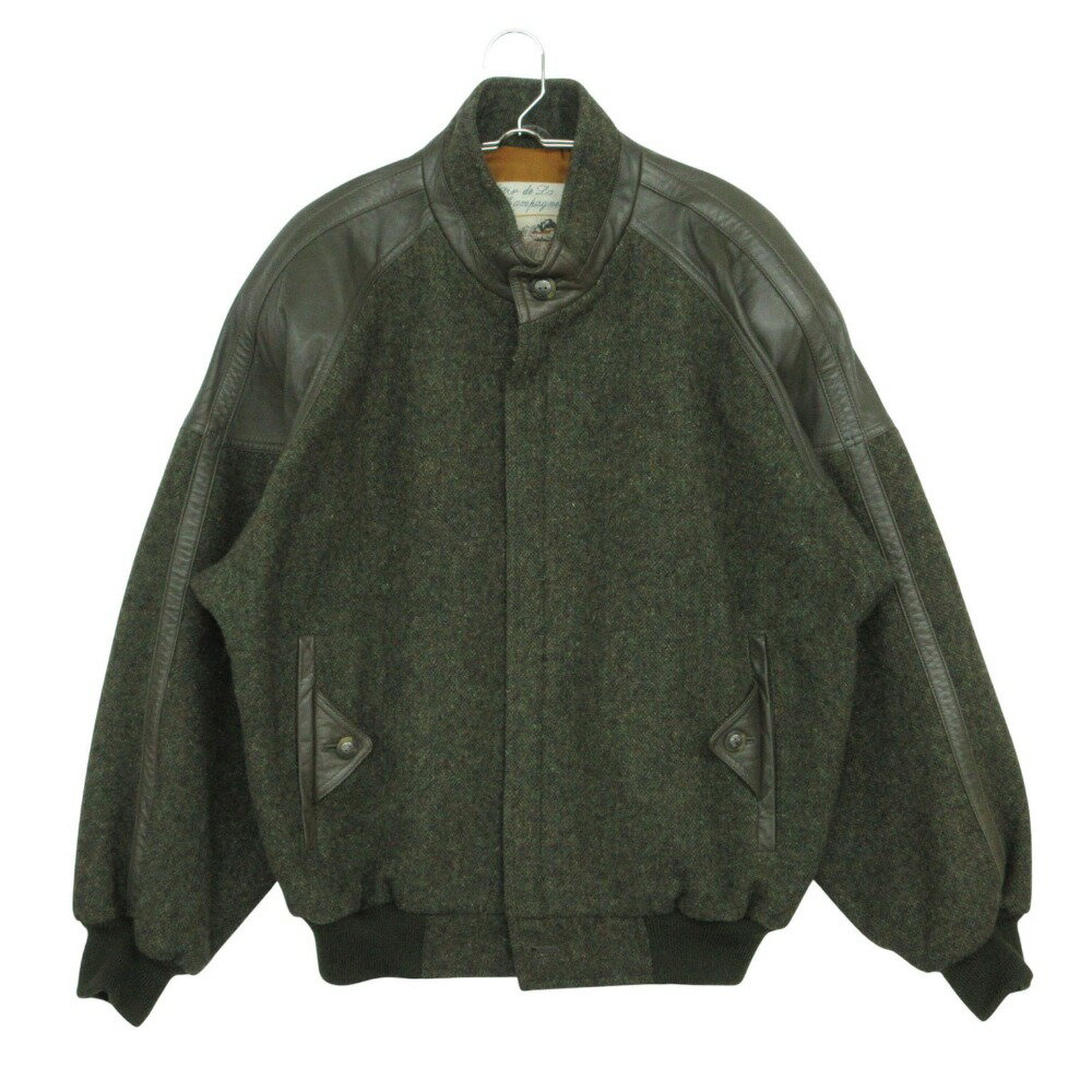 商品名 ブルゾン アウター ウール レザー切替 ジップアップ グリーン メンズ 【中古】 実寸サイズ 【着丈】約70cm 【身幅】約61cm 【裄丈】約84cm 素材 【画像参照】 色 グリーン ※照明や撮影環境、お使いのモニター設定状況により 実物とお色が違って見える場合がございます。 予めご了承下さい。 状態ランク A 状態説明 ◆外側◆ ・首回り：汚れ ・全体：サイズ表記なし 肩部分シワあり。 使用感が少なく、かなり状態の良い商品です。※あくまでも中古品ですので掲載写真や記載内容をご確認いただき、ご理解の上ご購入ください。中古品を扱っているため、元の商品のデザインや形状が全て把握できかねますので、予めご了承下さい。 付属品 付属品なし。 状態ランクについて 注意事項 ・弊社の取り扱っているすべてのお品物は顧客様からの買取・ブランド品専門の古物市場で弊社が正規品と判断したお品物になります。 ・弊社では仕入れ後の検品でも再度商品一点一点の真贋を確認し、正規品と判断したお品物ののみを取り扱っております。 ・それでも万が一、お客様が購入後に偽物と判断された場合はその理由と根拠をご提示いただければ商品代金と送料を全額ご返金致しますので安心してご購入下さい。 ・付属品は写真に写っているものが全てになります。画像は実物を撮影していますのでご安心ください。 ・商品画像はできる限り現品を再現するように心がけておりますが、ご利用のモニターにより実物と多少異なる場合がございます。 ・他サイトにて販売している商品です。多少のお時間差にて欠品になることもございます。予めご了承頂ますようお願い致します。 ・古着に関して、商品チェックは行っておりますが、記載以外に細かい汚れやダメージ等がある場合もございます。特に中古衣類は見る方によって状態の価値観が異なりますので、トラブルを避けるため、神経質な方や完璧な商品を求められる方はご注文をお控えくださいますようお願い申し上げます。 ・本商品は商品登録後、畳んだ状態で袋に入れて保管しています。 ・保管期間によってはシワや型崩れが発生する可能性がございますので、ご了承ください。 ・弊社及び提携先の倉庫の営業日は平日のみになります。 ・土日祝についてはご質問やご相談を頂いても対応できない場合がございますので、ご了承ください。 発送について ・ストア休業日の注文は翌1〜2営業日に発送。 商品についての質問 ・こちらの商品は倉庫にて保管しております。ご質問を頂いた際、お時間をいただく場合がございますのでご了承ください。
