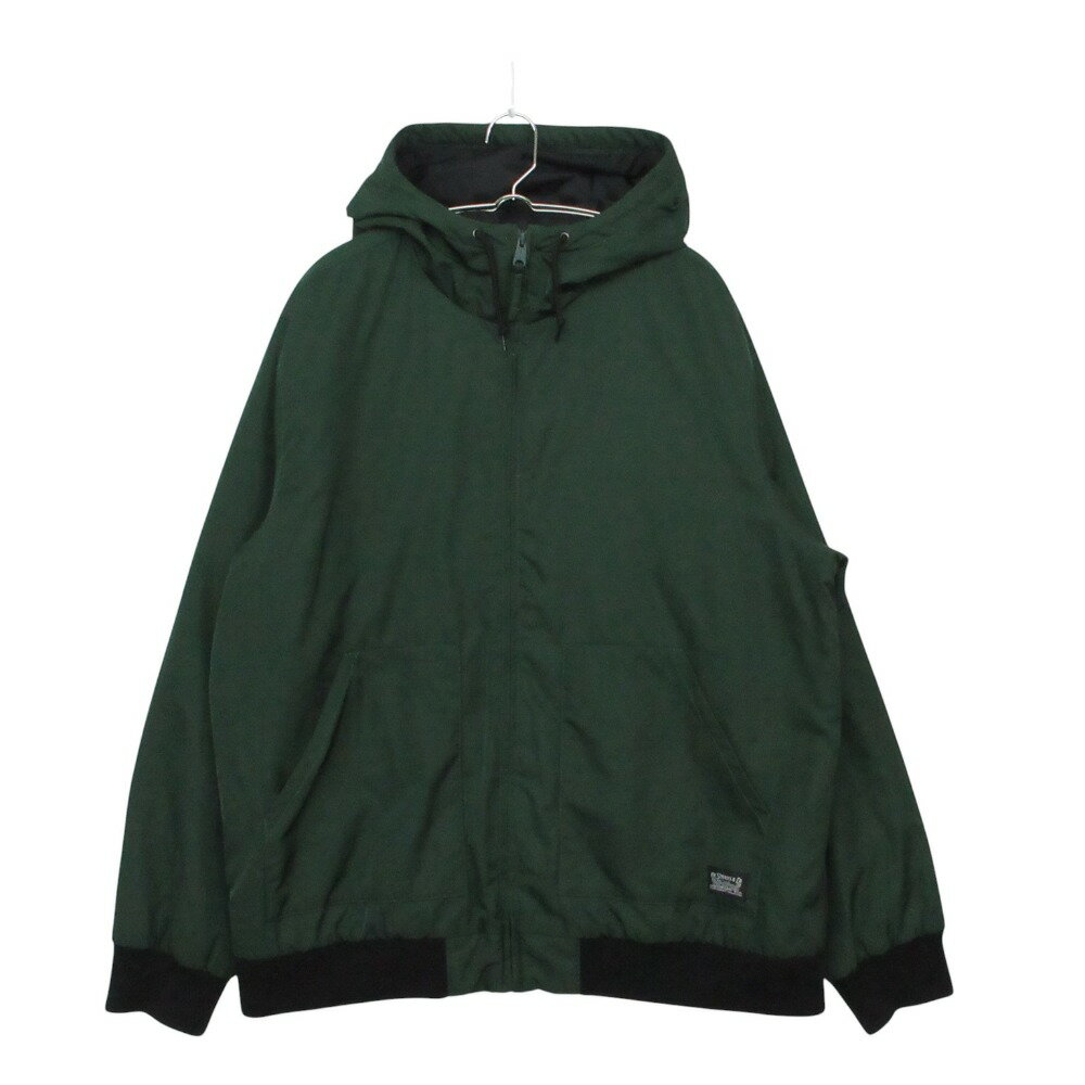 商品名 Levi's リーバイス ブルゾン 中綿 アウター ジャケット フード リブ グリーン L メンズ 【中古】 表記サイズ L 実寸サイズ 【肩幅】約42cm 【着丈】約74cm 【身幅】約65cm 【袖丈】約68cm 素材 【画像参照】 色 グリーン ※照明や撮影環境、お使いのモニター設定状況により 実物とお色が違って見える場合がございます。 予めご了承下さい。 状態ランク A 状態説明 ◆外側◆ ・胸部：糸のほつれ ・全体：ファスナー部分糸のほつれあり。 使用感が少なく、かなり状態の良い商品です。※あくまでも中古品ですので掲載写真や記載内容をご確認いただき、ご理解の上ご購入ください。中古品を扱っているため、元の商品のデザインや形状が全て把握できかねますので、予めご了承下さい。 付属品 付属品なし。 状態ランクについて 注意事項 ・弊社の取り扱っているすべてのお品物は顧客様からの買取・ブランド品専門の古物市場で弊社が正規品と判断したお品物になります。 ・弊社では仕入れ後の検品でも再度商品一点一点の真贋を確認し、正規品と判断したお品物ののみを取り扱っております。 ・それでも万が一、お客様が購入後に偽物と判断された場合はその理由と根拠をご提示いただければ商品代金と送料を全額ご返金致しますので安心してご購入下さい。 ・付属品は写真に写っているものが全てになります。画像は実物を撮影していますのでご安心ください。 ・商品画像はできる限り現品を再現するように心がけておりますが、ご利用のモニターにより実物と多少異なる場合がございます。 ・他サイトにて販売している商品です。多少のお時間差にて欠品になることもございます。予めご了承頂ますようお願い致します。 ・古着に関して、商品チェックは行っておりますが、記載以外に細かい汚れやダメージ等がある場合もございます。特に中古衣類は見る方によって状態の価値観が異なりますので、トラブルを避けるため、神経質な方や完璧な商品を求められる方はご注文をお控えくださいますようお願い申し上げます。 ・本商品は商品登録後、畳んだ状態で袋に入れて保管しています。 ・保管期間によってはシワや型崩れが発生する可能性がございますので、ご了承ください。 ・弊社及び提携先の倉庫の営業日は平日のみになります。 ・土日祝についてはご質問やご相談を頂いても対応できない場合がございますので、ご了承ください。 発送について ・ストア休業日の注文は翌1〜2営業日に発送。 商品についての質問 ・こちらの商品は倉庫にて保管しております。ご質問を頂いた際、お時間をいただく場合がございますのでご了承ください。