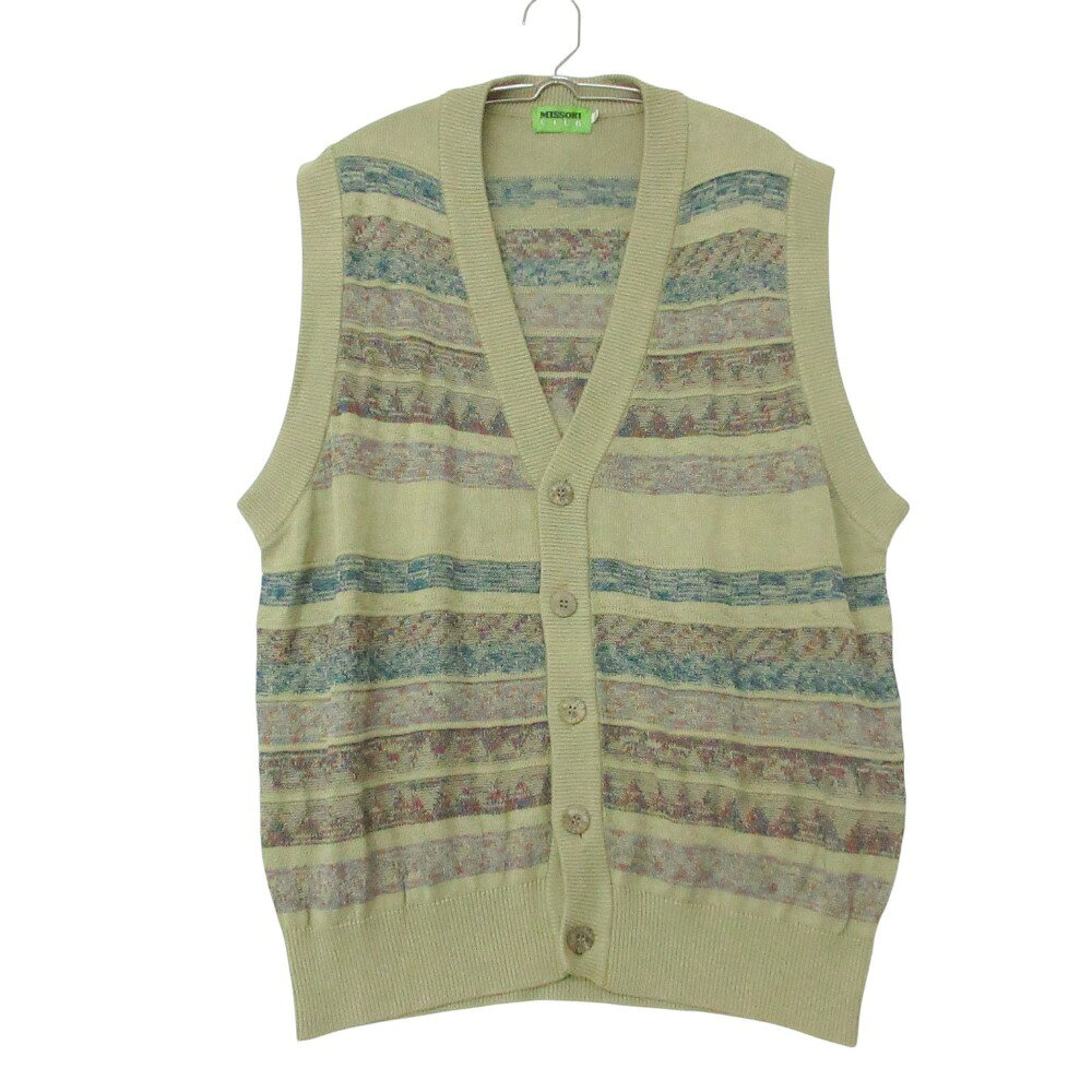 商品名 Missoni ミッソーニ ベスト ニット オリーブ 50【L】 メンズ 【中古】 Missoni Best knit olive 50【L】 MENS 【Used item】 表記サイズ 50（L） 実寸サイズ 【肩幅】約43cm 【着丈】約70cm 【身幅】約58cm 素材 【画像参照】 色 オリーブ 注：照明や撮影環境、お使いのモニター設定状況により 実物とお色が違って見える場合がございます。 予めご了承下さい。 状態ランク AB 状態説明 上記記載のダメージ等がありますが、その他に目立ったダメージはなく、問題なくご使用いただける商品です。※あくまでも中古品ですので掲載写真や記載内容をご確認いただき、ご理解の上ご購入ください。中古品を扱っているため、元の商品のデザインや形状が全て把握できかねますので、予めご了承下さい。 付属品 付属品なし。 状態ランクについて 注意事項 ・弊社の取り扱っているすべてのお品物は顧客様からの買取・ブランド品専門の古物市場で弊社が正規品と判断したお品物になります。 ・弊社では仕入れ後の検品でも再度商品一点一点の真贋を確認し、正規品と判断したお品物ののみを取り扱っております。 ・それでも万が一、お客様が購入後に偽物と判断された場合はその理由と根拠をご提示いただければ商品代金と送料を全額ご返金致しますので安心してご購入下さい。 ・付属品は写真に写っているものが全てになります。画像は実物を撮影していますのでご安心ください。 ・商品画像はできる限り現品を再現するように心がけておりますが、ご利用のモニターにより実物と多少異なる場合がございます。 ・他サイトにて販売している商品です。多少のお時間差にて欠品になることもございます。予めご了承頂ますようお願い致します。 ・古着に関して、商品チェックは行っておりますが、記載以外に細かい汚れやダメージ等がある場合もございます。特に中古衣類は見る方によって状態の価値観が異なりますので、トラブルを避けるため、神経質な方や完璧な商品を求められる方はご注文をお控えくださいますようお願い申し上げます。 ・本商品は商品登録後、畳んだ状態で袋に入れて保管しています。 ・保管期間によってはシワや型崩れが発生する可能性がございますので、ご了承ください。 ・弊社及び提携先の倉庫の営業日は平日のみになります。 ・土日祝についてはご質問やご相談を頂いても対応できない場合がございますので、ご了承ください。 発送について ・ストア休業日の注文は翌1〜2営業日に発送。 商品についての質問 ・こちらの商品は倉庫にて保管しております。ご質問を頂いた際、お時間をいただく場合がございますのでご了承ください。