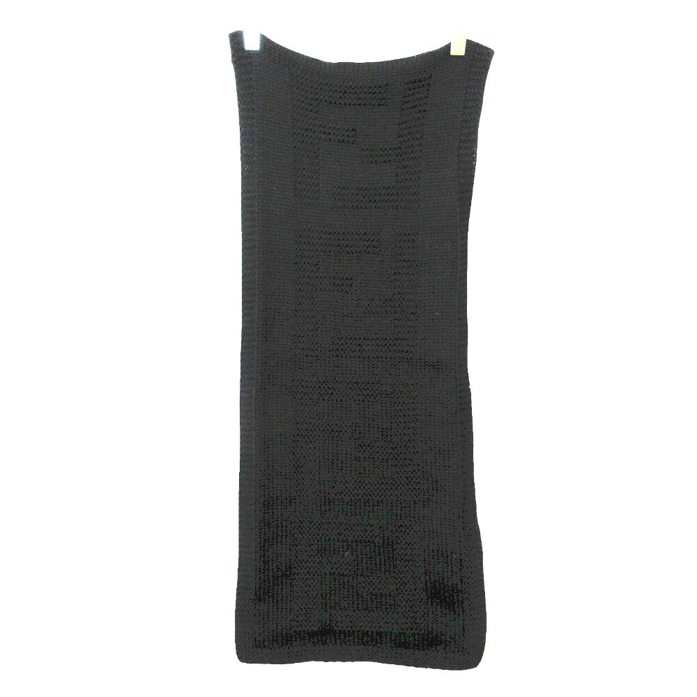 商品名 FENDI フェンディ マフラー Fロゴ ウールニット ストール ショール ブラック レディース 【中古】 FENDI Scarf F logo wool knit stole/shawl black LADYS 【Used item】 実寸サイズ 【縦】約150cm 【横】約30cm 素材 【画像参照】 色 ブラック 注：照明や撮影環境、お使いのモニター設定状況により 実物とお色が違って見える場合がございます。 予めご了承下さい。 状態ランク AB 状態説明 ・全体：ブランドタグ片側取れ。 上記記載のダメージ等がありますが、その他に目立ったダメージはなく、問題なくご使用いただける商品です。※あくまでも中古品ですので掲載写真や記載内容をご確認いただき、ご理解の上ご購入ください。中古品を扱っているため、元の商品のデザインや形状が全て把握できかねますので、予めご了承下さい。 付属品 付属品なし。 状態ランクについて 注意事項 ・弊社の取り扱っているすべてのお品物は顧客様からの買取・ブランド品専門の古物市場で弊社が正規品と判断したお品物になります。 ・弊社では仕入れ後の検品でも再度商品一点一点の真贋を確認し、正規品と判断したお品物ののみを取り扱っております。 ・それでも万が一、お客様が購入後に偽物と判断された場合はその理由と根拠をご提示いただければ商品代金と送料を全額ご返金致しますので安心してご購入下さい。 ・付属品は写真に写っているものが全てになります。画像は実物を撮影していますのでご安心ください。 ・商品画像はできる限り現品を再現するように心がけておりますが、ご利用のモニターにより実物と多少異なる場合がございます。 ・他サイトにて販売している商品です。多少のお時間差にて欠品になることもございます。予めご了承頂ますようお願い致します。 ・古着に関して、商品チェックは行っておりますが、記載以外に細かい汚れやダメージ等がある場合もございます。特に中古衣類は見る方によって状態の価値観が異なりますので、トラブルを避けるため、神経質な方や完璧な商品を求められる方はご注文をお控えくださいますようお願い申し上げます。 ・本商品は商品登録後、畳んだ状態で袋に入れて保管しています。 ・保管期間によってはシワや型崩れが発生する可能性がございますので、ご了承ください。 ・弊社及び提携先の倉庫の営業日は平日のみになります。 ・土日祝についてはご質問やご相談を頂いても対応できない場合がございますので、ご了承ください。 発送について ・ストア休業日の注文は翌1〜2営業日に発送。 商品についての質問 ・こちらの商品は倉庫にて保管しております。ご質問を頂いた際、お時間をいただく場合がございますのでご了承ください。