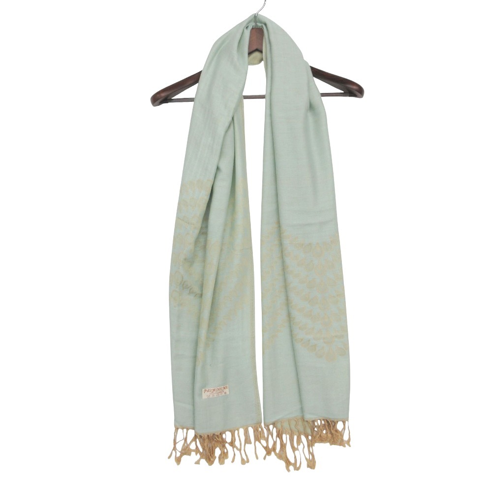 商品名 ストール 大判 カシミヤ100％ 総柄 フリンジ マフラー ミントグリーン レディース 【中古】 Stall Large, 100% cashmere, all-over print, fringed scarf Mint green LADYS 【Used item】 実寸サイズ 【縦】約180cm 【横】約68cm 素材 【画像参照】 色 ミントグリーン / ベージュ 注：照明や撮影環境、お使いのモニター設定状況により 実物とお色が違って見える場合がございます。 予めご了承下さい。 状態ランク AB 状態説明 ■外側■ ・形状：良い ■内側・その他■ ・におい：古い匂い ・全体：表面の中心部分に小さな汚れ 端側に糸引き、引っかき 上記記載のダメージ等がありますが、その他に目立ったダメージはなく、問題なくご使用いただける商品です。※あくまでも中古品ですので掲載写真や記載内容をご確認いただき、ご理解の上ご購入ください。中古品を扱っているため、元の商品のデザインや形状が全て把握できかねますので、予めご了承下さい。 付属品 付属品なし。 状態ランクについて 注意事項 ・弊社の取り扱っているすべてのお品物は顧客様からの買取・ブランド品専門の古物市場で弊社が正規品と判断したお品物になります。 ・弊社では仕入れ後の検品でも再度商品一点一点の真贋を確認し、正規品と判断したお品物ののみを取り扱っております。 ・それでも万が一、お客様が購入後に偽物と判断された場合はその理由と根拠をご提示いただければ商品代金と送料を全額ご返金致しますので安心してご購入下さい。 ・付属品は写真に写っているものが全てになります。画像は実物を撮影していますのでご安心ください。 ・商品画像はできる限り現品を再現するように心がけておりますが、ご利用のモニターにより実物と多少異なる場合がございます。 ・他サイトにて販売している商品です。多少のお時間差にて欠品になることもございます。予めご了承頂ますようお願い致します。 ・古着に関して、商品チェックは行っておりますが、記載以外に細かい汚れやダメージ等がある場合もございます。特に中古衣類は見る方によって状態の価値観が異なりますので、トラブルを避けるため、神経質な方や完璧な商品を求められる方はご注文をお控えくださいますようお願い申し上げます。 ・本商品は商品登録後、畳んだ状態で袋に入れて保管しています。 ・保管期間によってはシワや型崩れが発生する可能性がございますので、ご了承ください。 ・弊社及び提携先の倉庫の営業日は平日のみになります。 ・土日祝についてはご質問やご相談を頂いても対応できない場合がございますので、ご了承ください。 発送について ・ストア休業日の注文は翌1〜2営業日に発送。 商品についての質問 ・こちらの商品は倉庫にて保管しております。ご質問を頂いた際、お時間をいただく場合がございますのでご了承ください。
