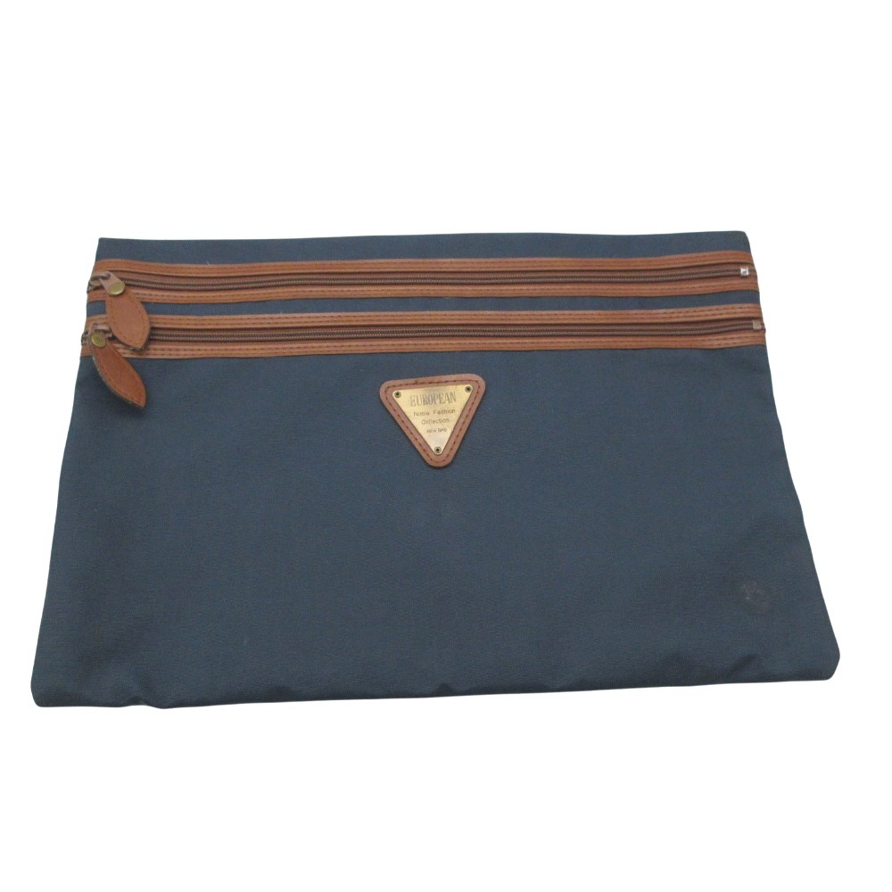 商品名 クラッチバッグ セカンドバッグ カバン 鞄 三角プレート ロゴ ネイビー メンズ 【中古】 Clutch bag Business bag, bag, briefcase, triangular plate, logo Navy MENS 【Used item】 実寸サイズ 【幅】約39.5cm 【高さ】約28cm 【奥行】約1cm 素材 【画像参照】 色 ネイビー 注：照明や撮影環境、お使いのモニター設定状況により 実物とお色が違って見える場合がございます。 予めご了承下さい。 状態ランク AB 状態説明 ■外側■ ・表面：汚れ ・切り替えし部分：薄汚れ ・コーナー：薄汚れ、スレ ■内側・その他■ ・内側：汚れ ・ファスナー部分：小キズ、薄汚れ、剥がれ 上記記載のダメージ等がありますが、その他に目立ったダメージはなく、問題なくご使用いただける商品です。※あくまでも中古品ですので掲載写真や記載内容をご確認いただき、ご理解の上ご購入ください。中古品を扱っているため、元の商品のデザインや形状が全て把握できかねますので、予めご了承下さい。 付属品 付属品なし。 仕様 【開閉式】ファスナー 【外側ポケット】ファスナーポケット x 1ヶ 状態ランクについて 注意事項 ・弊社の取り扱っているすべてのお品物は顧客様からの買取・ブランド品専門の古物市場で弊社が正規品と判断したお品物になります。 ・弊社では仕入れ後の検品でも再度商品一点一点の真贋を確認し、正規品と判断したお品物ののみを取り扱っております。 ・それでも万が一、お客様が購入後に偽物と判断された場合はその理由と根拠をご提示いただければ商品代金と送料を全額ご返金致しますので安心してご購入下さい。 ・付属品は写真に写っているものが全てになります。画像は実物を撮影していますのでご安心ください。 ・商品画像はできる限り現品を再現するように心がけておりますが、ご利用のモニターにより実物と多少異なる場合がございます。 ・他サイトにて販売している商品です。多少のお時間差にて欠品になることもございます。予めご了承頂ますようお願い致します。 ・古着に関して、商品チェックは行っておりますが、記載以外に細かい汚れやダメージ等がある場合もございます。特に中古衣類は見る方によって状態の価値観が異なりますので、トラブルを避けるため、神経質な方や完璧な商品を求められる方はご注文をお控えくださいますようお願い申し上げます。 ・本商品は商品登録後、畳んだ状態で袋に入れて保管しています。 ・保管期間によってはシワや型崩れが発生する可能性がございますので、ご了承ください。 ・弊社及び提携先の倉庫の営業日は平日のみになります。 ・土日祝についてはご質問やご相談を頂いても対応できない場合がございますので、ご了承ください。 発送について ・ストア休業日の注文は翌1〜2営業日に発送。 商品についての質問 ・こちらの商品は倉庫にて保管しております。ご質問を頂いた際、お時間をいただく場合がございますのでご了承ください。