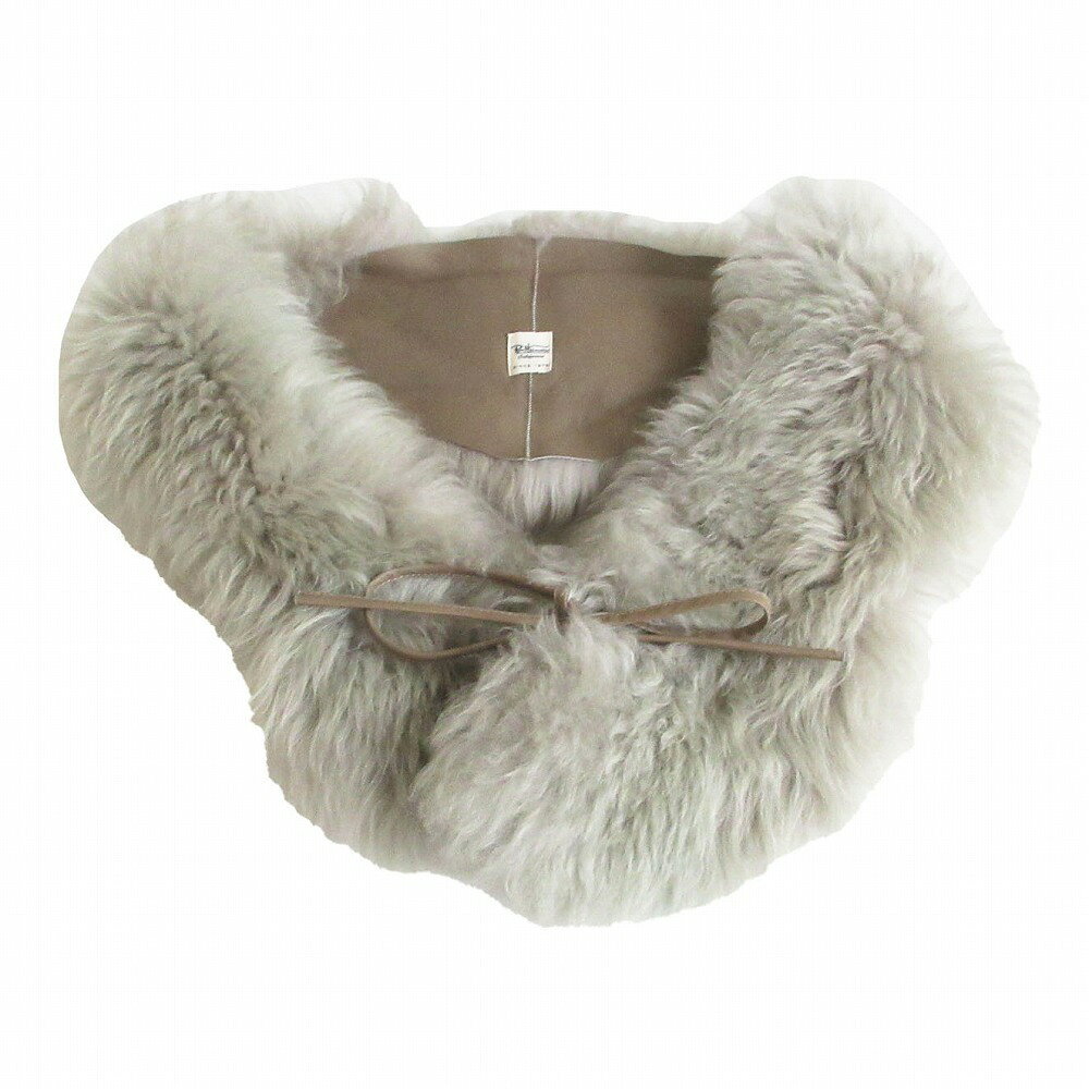 商品名 Ron Herman ロンハーマン マフラー ラムファー ティペット グレー レディース 【中古】 Ron Herman Scarf Lamb fur tippet gray LADYS 【Used item】 実寸サイズ 【縦】約117cm 【横】約17cm 素材 【画像参照】 色 グレー 注：照明や撮影環境、お使いのモニター設定状況により 実物とお色が違って見える場合がございます。 予めご了承下さい。 状態ランク AB 状態説明 ■外側■ ・表面：汚れ ・全体：紐部分に一部汚れあり 上記記載のダメージ等がありますが、その他に目立ったダメージはなく、問題なくご使用いただける商品です。※あくまでも中古品ですので掲載写真や記載内容をご確認いただき、ご理解の上ご購入ください。中古品を扱っているため、元の商品のデザインや形状が全て把握できかねますので、予めご了承下さい。 付属品 付属品なし。 備考 最短幅11cm(中央部付近17cm) 状態ランクについて 注意事項 ・弊社の取り扱っているすべてのお品物は顧客様からの買取・ブランド品専門の古物市場で弊社が正規品と判断したお品物になります。 ・弊社では仕入れ後の検品でも再度商品一点一点の真贋を確認し、正規品と判断したお品物ののみを取り扱っております。 ・それでも万が一、お客様が購入後に偽物と判断された場合はその理由と根拠をご提示いただければ商品代金と送料を全額ご返金致しますので安心してご購入下さい。 ・付属品は写真に写っているものが全てになります。画像は実物を撮影していますのでご安心ください。 ・商品画像はできる限り現品を再現するように心がけておりますが、ご利用のモニターにより実物と多少異なる場合がございます。 ・他サイトにて販売している商品です。多少のお時間差にて欠品になることもございます。予めご了承頂ますようお願い致します。 ・古着に関して、商品チェックは行っておりますが、記載以外に細かい汚れやダメージ等がある場合もございます。特に中古衣類は見る方によって状態の価値観が異なりますので、トラブルを避けるため、神経質な方や完璧な商品を求められる方はご注文をお控えくださいますようお願い申し上げます。 ・本商品は商品登録後、畳んだ状態で袋に入れて保管しています。 ・保管期間によってはシワや型崩れが発生する可能性がございますので、ご了承ください。 ・弊社及び提携先の倉庫の営業日は平日のみになります。 ・土日祝についてはご質問やご相談を頂いても対応できない場合がございますので、ご了承ください。 発送について ・ストア休業日の注文は翌1〜2営業日に発送。 商品についての質問 ・こちらの商品は倉庫にて保管しております。ご質問を頂いた際、お時間をいただく場合がございますのでご了承ください。