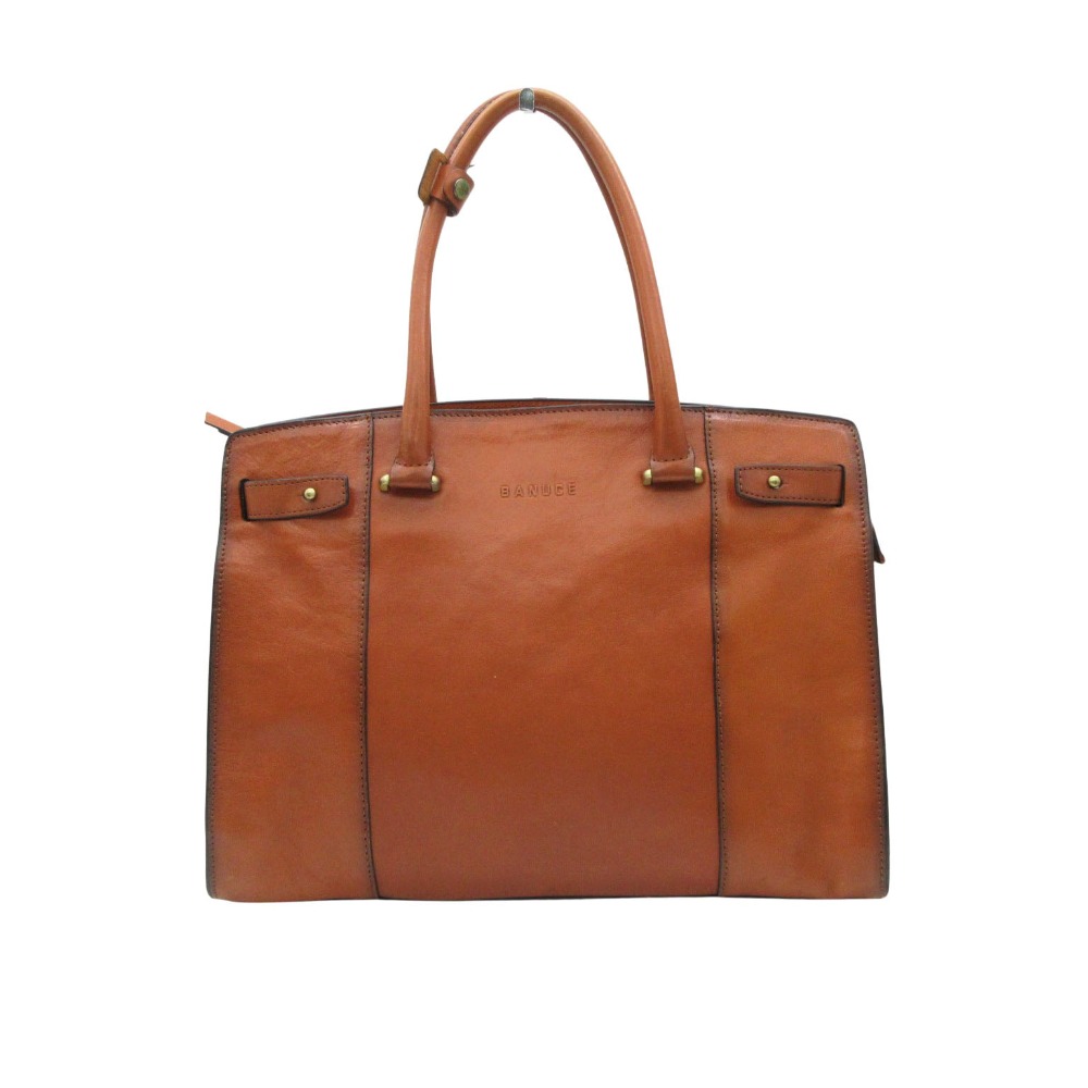 商品名 トートバッグ 本革 レザー ビジネスバッグ ブラウン ブラウン メンズ 【中古】 Tote Bag Genuine Leather Business Bag, Brown Brown MENS 【Used item】 実寸サイズ 【幅】約37cm 【高さ】約27cm 【奥行】約16cm 【ハンドル】約52cm 素材 【画像参照】 色 ブラウン 注：照明や撮影環境、お使いのモニター設定状況により 実物とお色が違って見える場合がございます。 予めご了承下さい。 状態ランク AB 状態説明 ■外側■ ・表面：小キズ、スレ ・形状：やや型崩れ ・ハンドル、ストラップ：スレ ・コーナー：スレ ・全体：ハンドルコバ剥がれ 上記記載のダメージ等がありますが、その他に目立ったダメージはなく、問題なくご使用いただける商品です。※あくまでも中古品ですので掲載写真や記載内容をご確認いただき、ご理解の上ご購入ください。中古品を扱っているため、元の商品のデザインや形状が全て把握できかねますので、予めご了承下さい。 付属品 付属品なし。 仕様 【開閉式】ファスナー 【外側ポケット】ファスナーポケット x 1ヶ 状態ランクについて 注意事項 ・弊社の取り扱っているすべてのお品物は顧客様からの買取・ブランド品専門の古物市場で弊社が正規品と判断したお品物になります。 ・弊社では仕入れ後の検品でも再度商品一点一点の真贋を確認し、正規品と判断したお品物ののみを取り扱っております。 ・それでも万が一、お客様が購入後に偽物と判断された場合はその理由と根拠をご提示いただければ商品代金と送料を全額ご返金致しますので安心してご購入下さい。 ・付属品は写真に写っているものが全てになります。画像は実物を撮影していますのでご安心ください。 ・商品画像はできる限り現品を再現するように心がけておりますが、ご利用のモニターにより実物と多少異なる場合がございます。 ・他サイトにて販売している商品です。多少のお時間差にて欠品になることもございます。予めご了承頂ますようお願い致します。 ・古着に関して、商品チェックは行っておりますが、記載以外に細かい汚れやダメージ等がある場合もございます。特に中古衣類は見る方によって状態の価値観が異なりますので、トラブルを避けるため、神経質な方や完璧な商品を求められる方はご注文をお控えくださいますようお願い申し上げます。 ・本商品は商品登録後、畳んだ状態で袋に入れて保管しています。 ・保管期間によってはシワや型崩れが発生する可能性がございますので、ご了承ください。 ・弊社及び提携先の倉庫の営業日は平日のみになります。 ・土日祝についてはご質問やご相談を頂いても対応できない場合がございますので、ご了承ください。 発送について ・ストア休業日の注文は翌1〜2営業日に発送。 商品についての質問 ・こちらの商品は倉庫にて保管しております。ご質問を頂いた際、お時間をいただく場合がございますのでご了承ください。